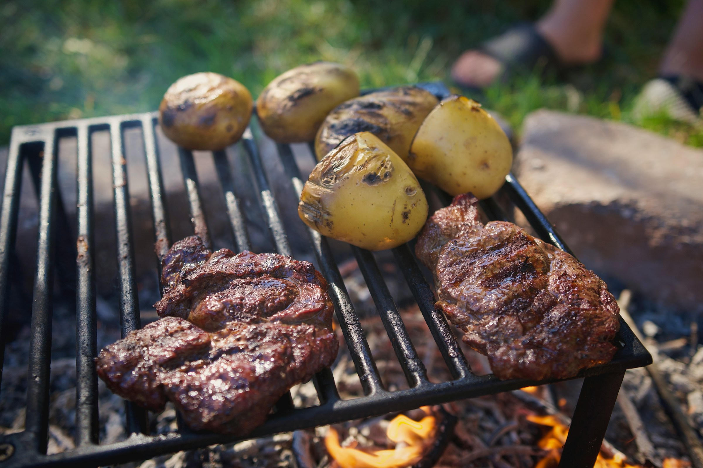 Carne y patatas a la parrilla | Fuente: Unsplash