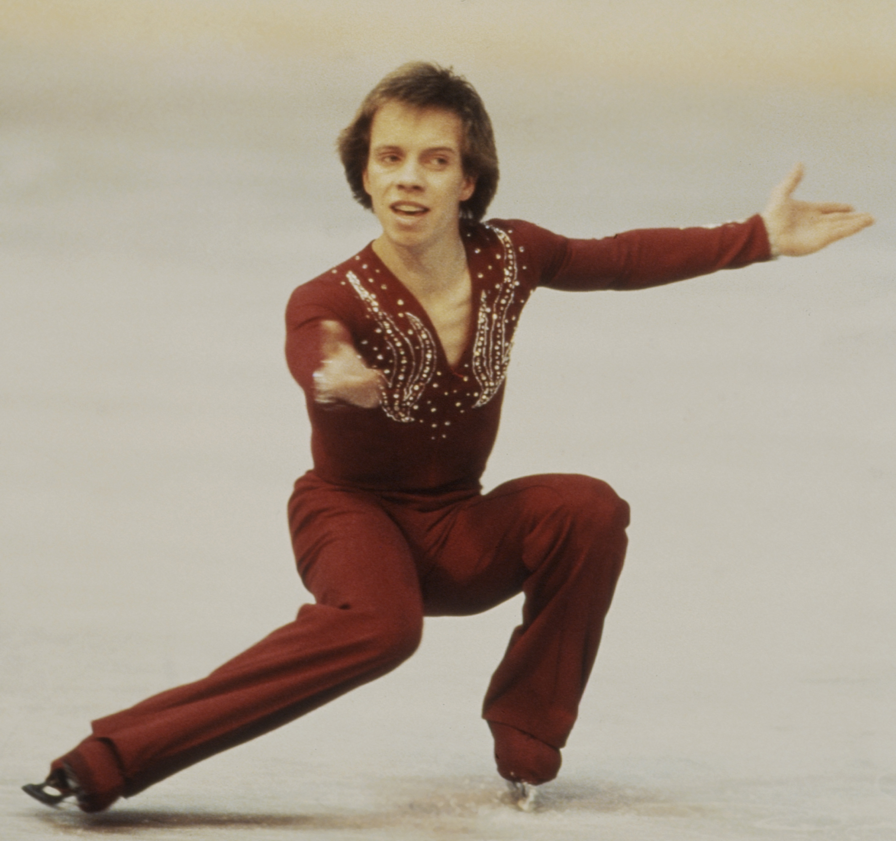 Scott Hamilton compite en la prueba individual masculina de los Campeonatos del Mundo de Patinaje Artístico de 1981 el 6 de marzo de 1981 | Foto: Getty Images