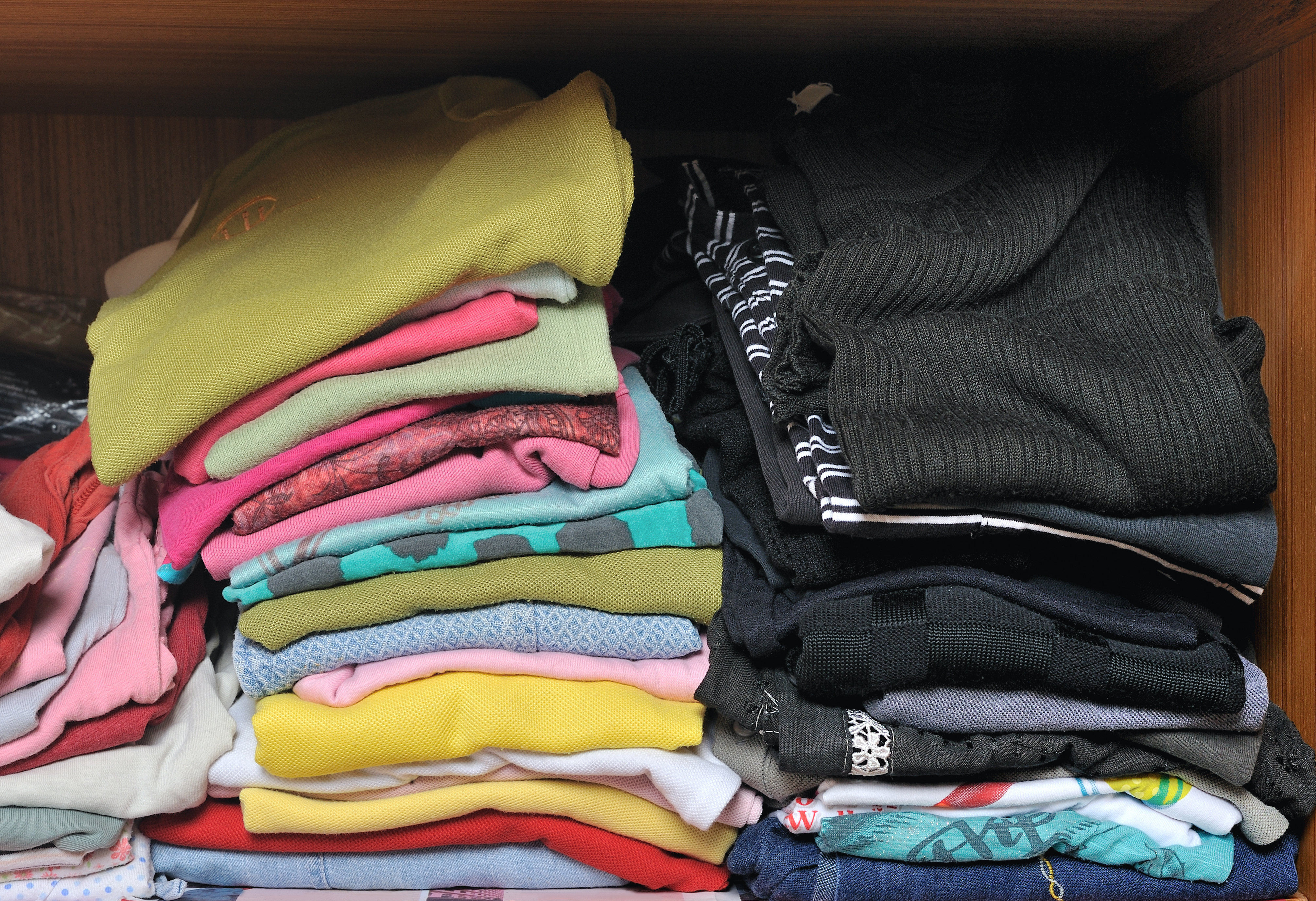 Un montón de ropa en un armario. | Foto: Shutterstock