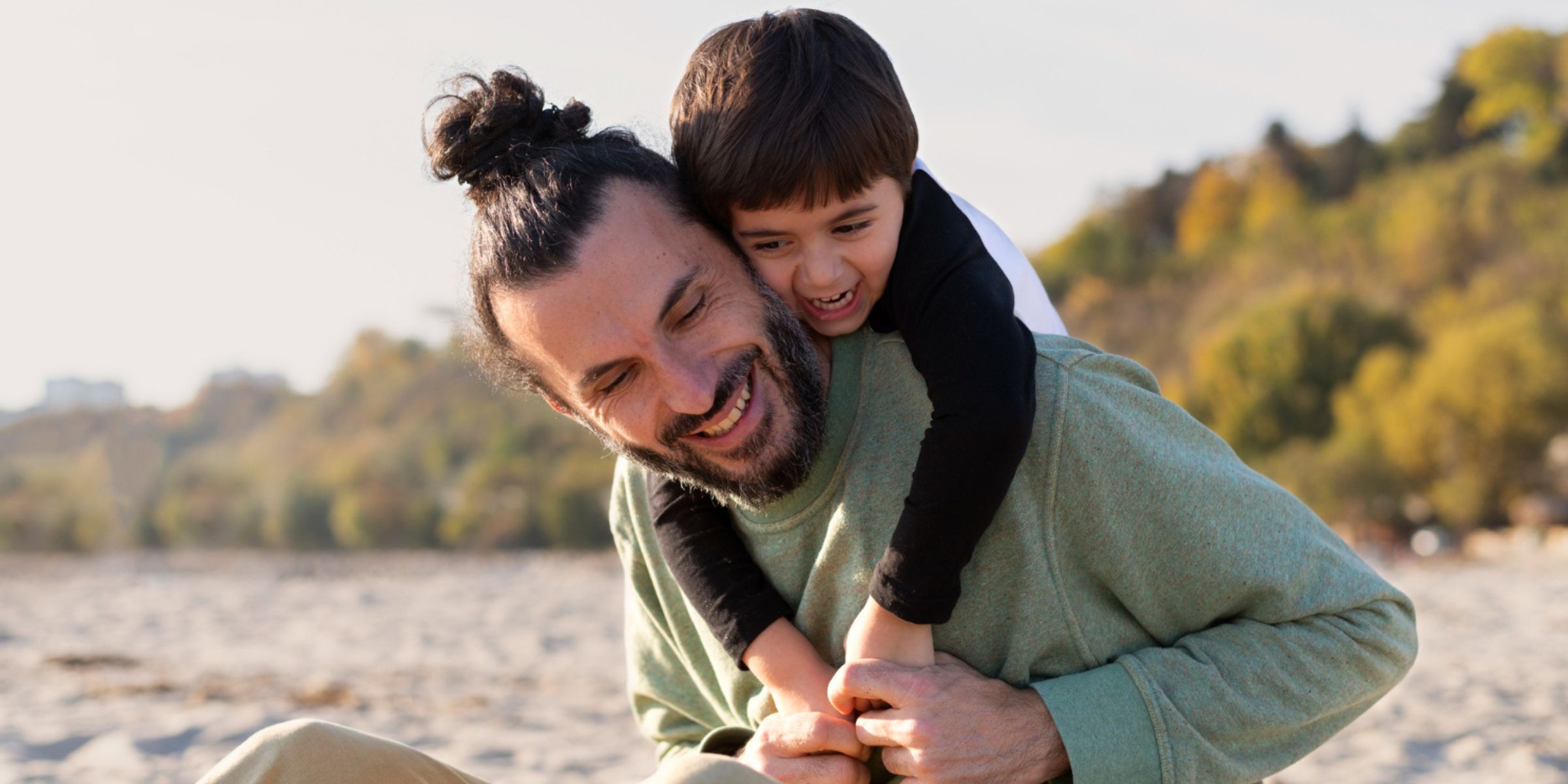 Un papà con suo figlio | Fonte: Freepik