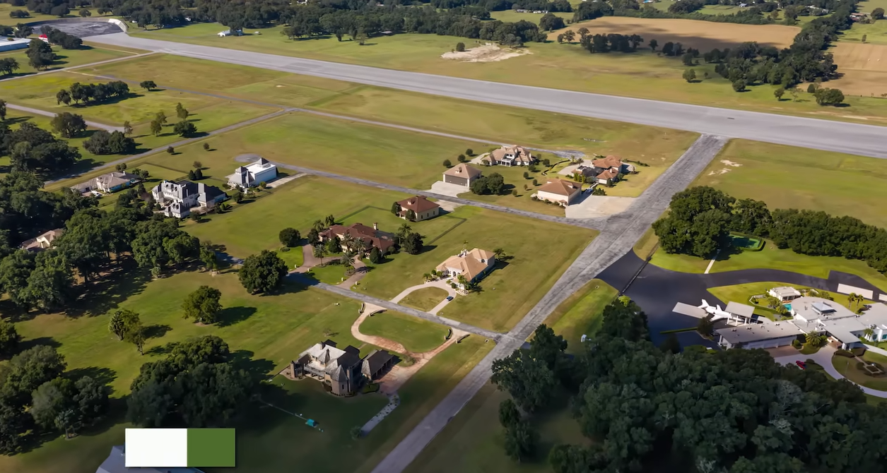 Desde arriba, Jumbolair Aviation Estates parece más un aeródromo que un vecindario convencional, con casas conectadas a una pista de aterrizaje enorme. | Fuente: YouTube/@Therichest