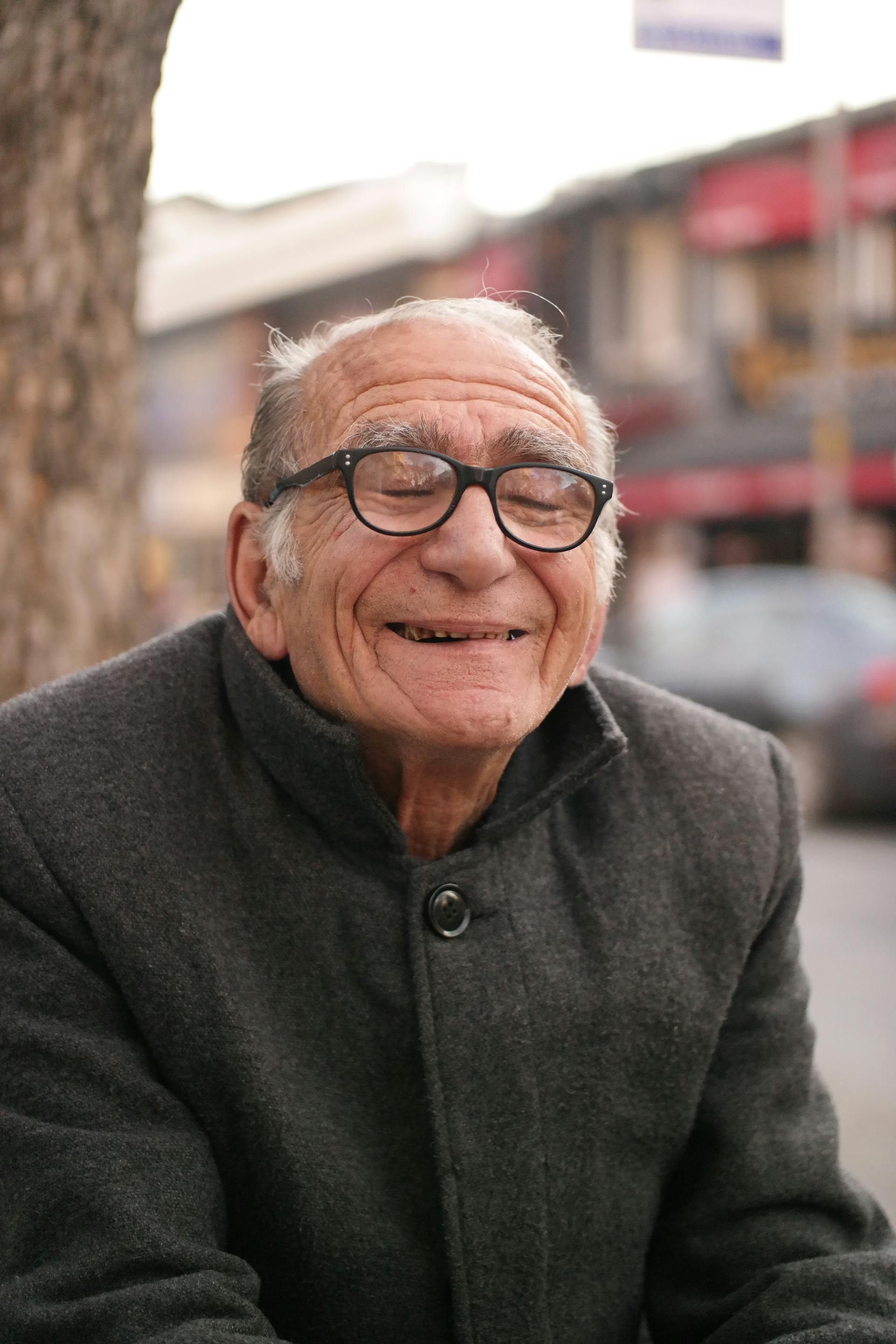 Un anciano sonriendo | Fuente: Pexels