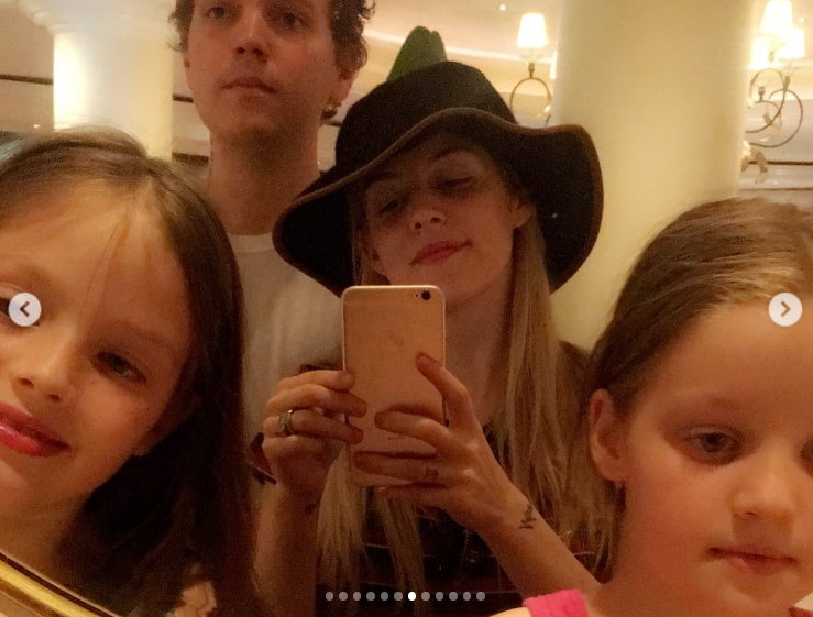 Riley Keough con las gemelas Harper y Finley Lockwood, publicado en octubre de 2024 | Fuente: Instagram.com/rileykeough