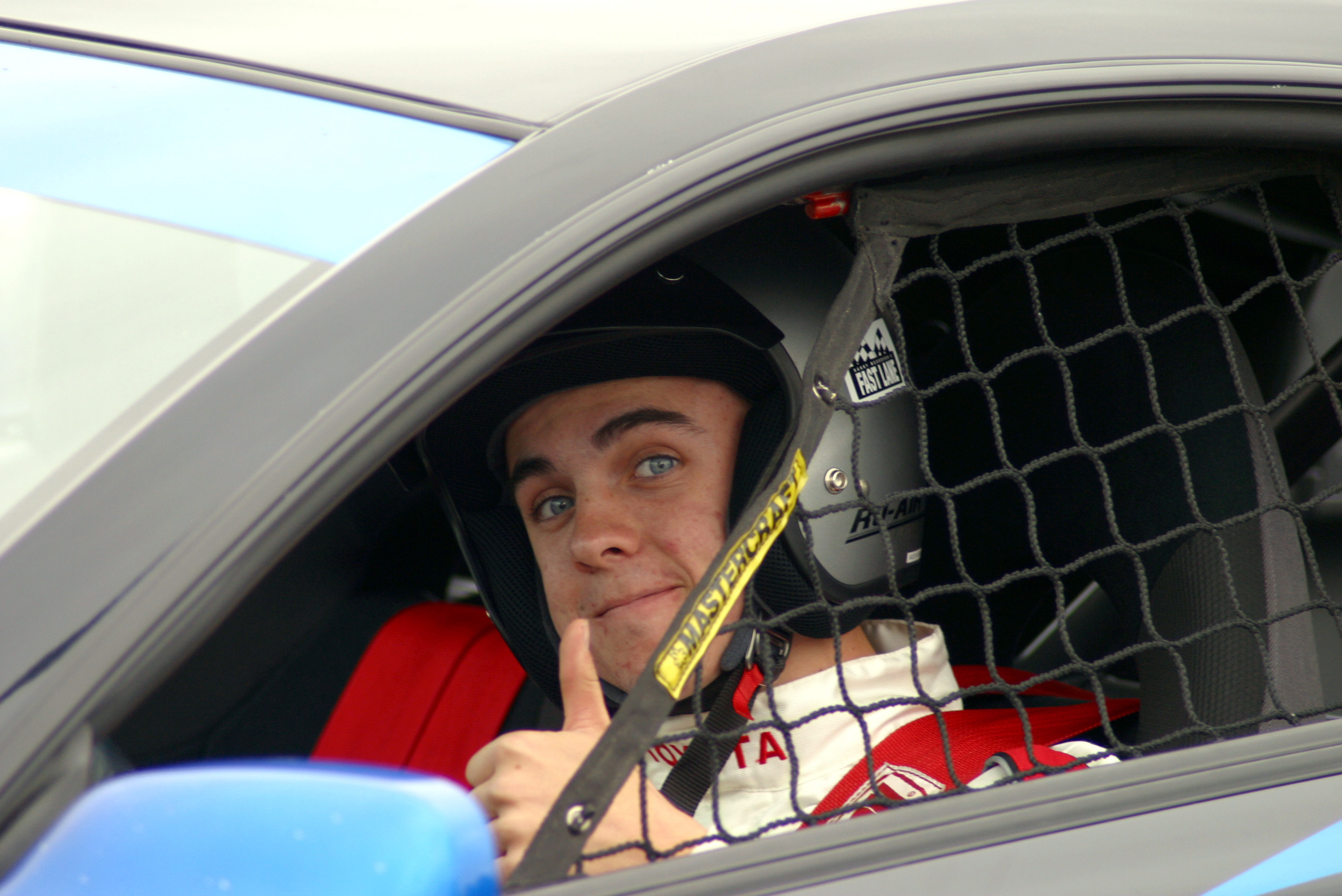 Frankie Muniz durante la Carrera Pro/Celebrity del Gran Premio Toyota Long Beach 2004 - Día de la Prensa en el Pit Lane del Gran Premio L.B. en Long Beach, California | Fuente: Getty Images