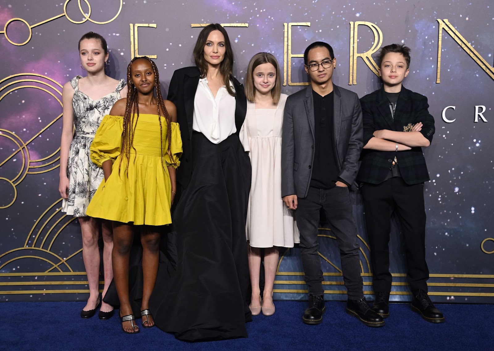 Shiloh, Zahara, Vivienne, Maddox y Knox con Angelina Jolie en el estreno británico de "Eternals" el 27 de octubre de 2021 en Londres, Inglaterra | Fuente: Getty Images