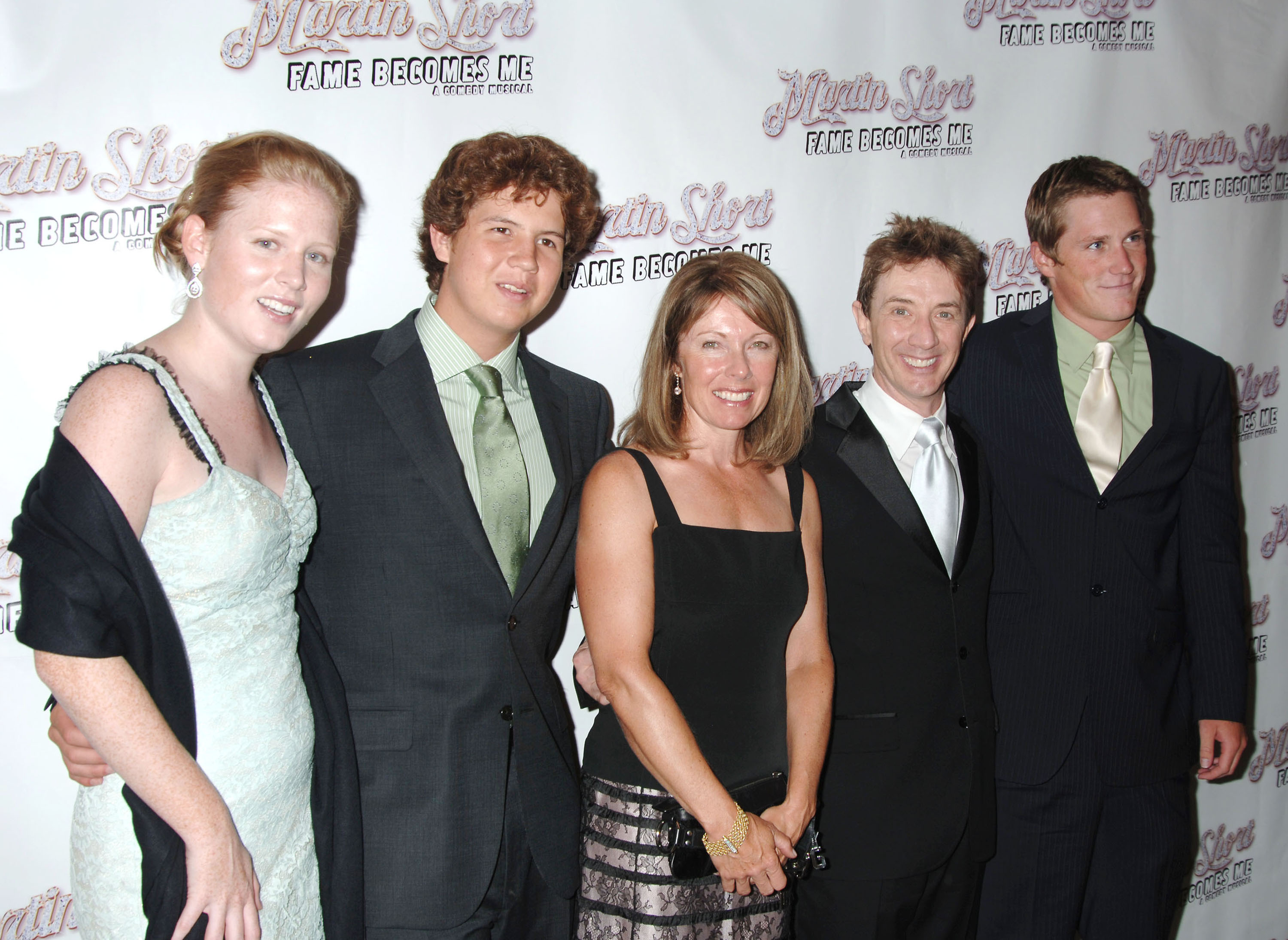 Martin Short, su esposa Nancy Dolman y sus hijos Katherine, Henry y Oliver el 17 de agosto de 2006 | Fuente: Getty Images