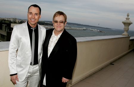 El productor y músico Sir Elton John (a la derecha) y su esposo, el productor David Furnish. | Fuente: Getty Images