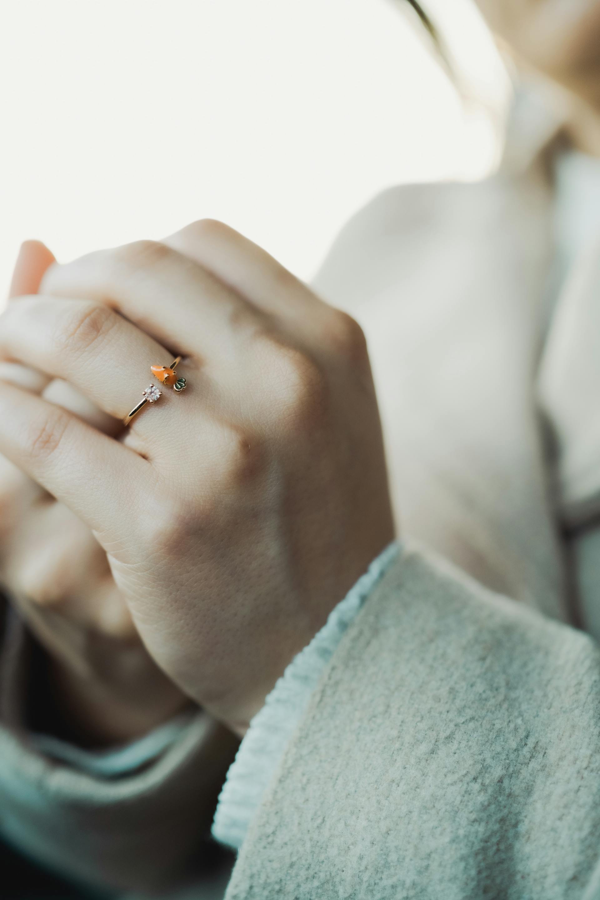 Las manos de una mujer entrelazadas | Fuente: Pexels