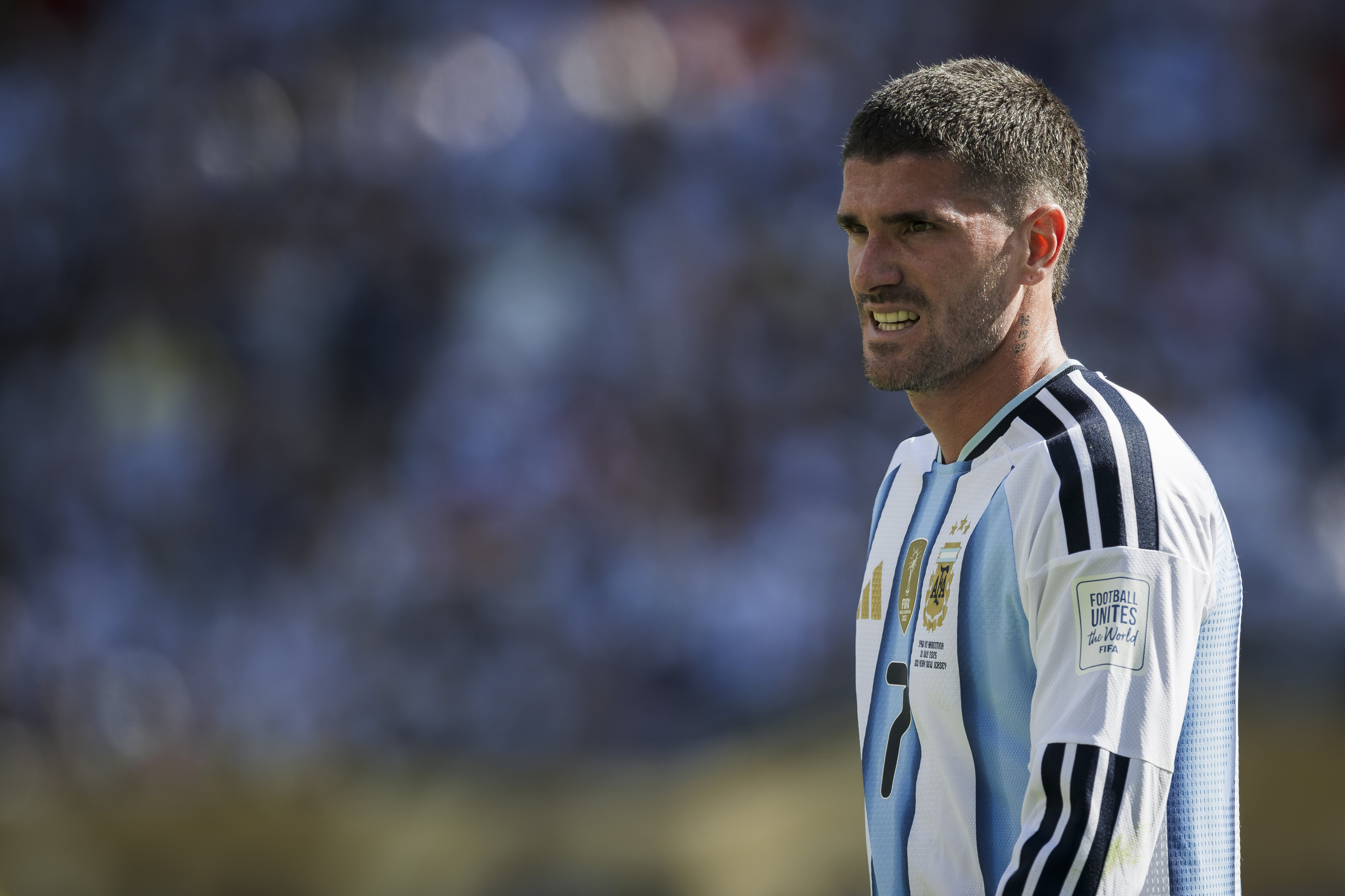 Rodrigo De Paul, de Argentina, observa durante la final de la Copa Mundial de la FIFA 2026 entre España y Argentina en el MetLife Stadium, East Rutherford, Nueva Jersey, Estados Unidos, el 19 de julio de 2026. | Fuente: Getty Images