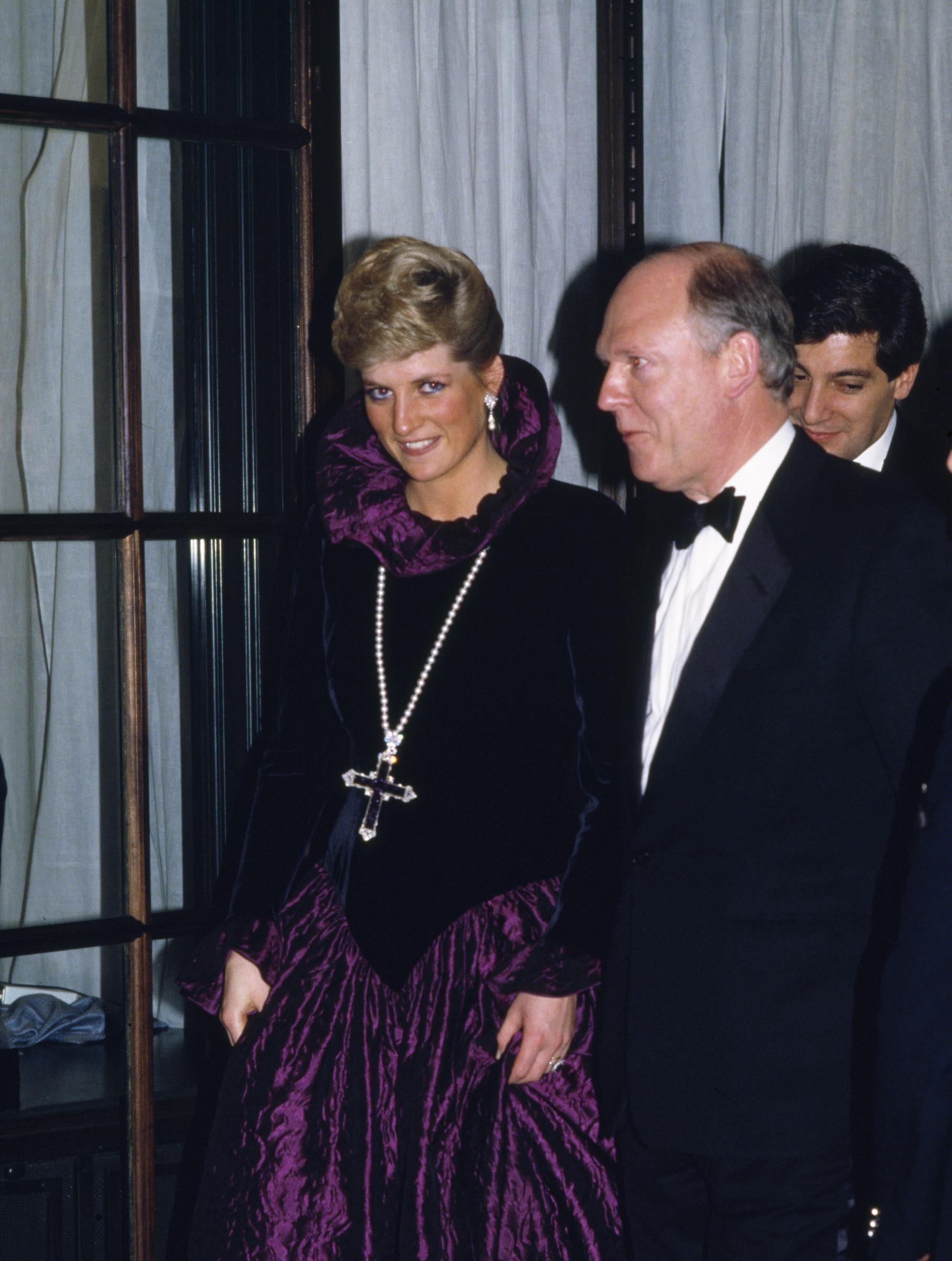 La Princesa Diana a su llegada a una gala benéfica organizada por el joyero Garrard en Londres, Inglaterra, el 27 de octubre de 1987 | Fuente: Getty Images