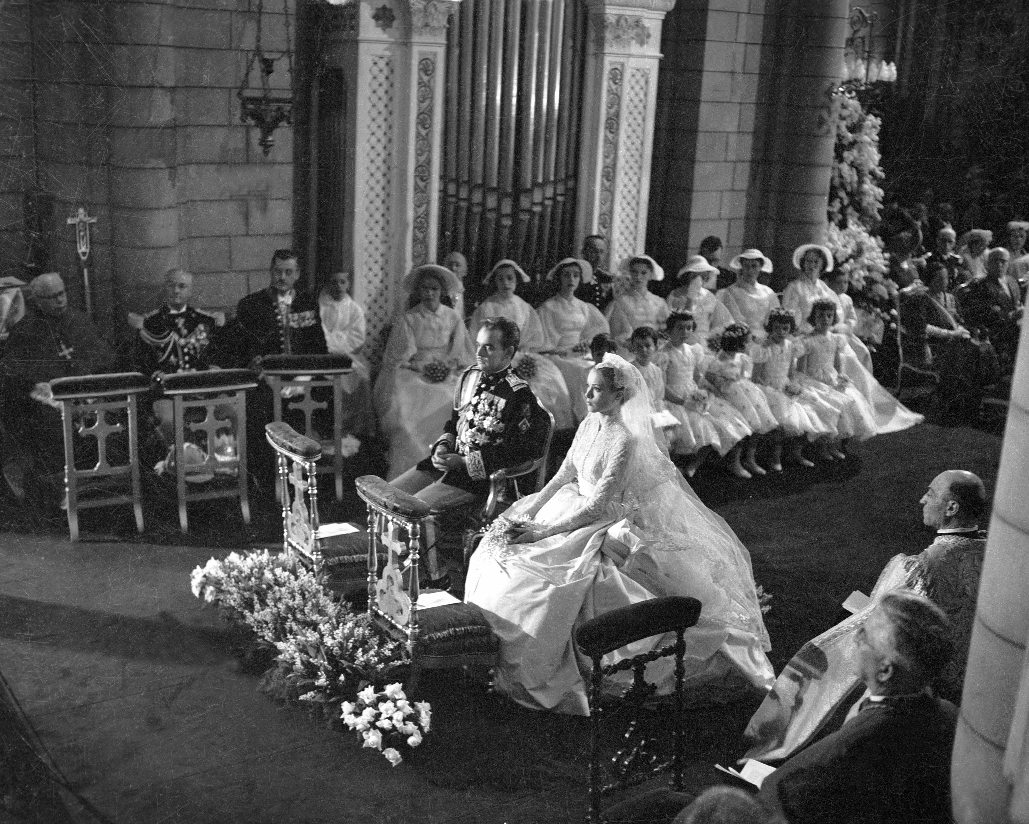 Grace Kelly y el Príncipe Rainiero III durante su ceremonia de boda en la catedral de Mónaco el 19 de abril de 1956, en Mónaco. | Fuente: Getty Images