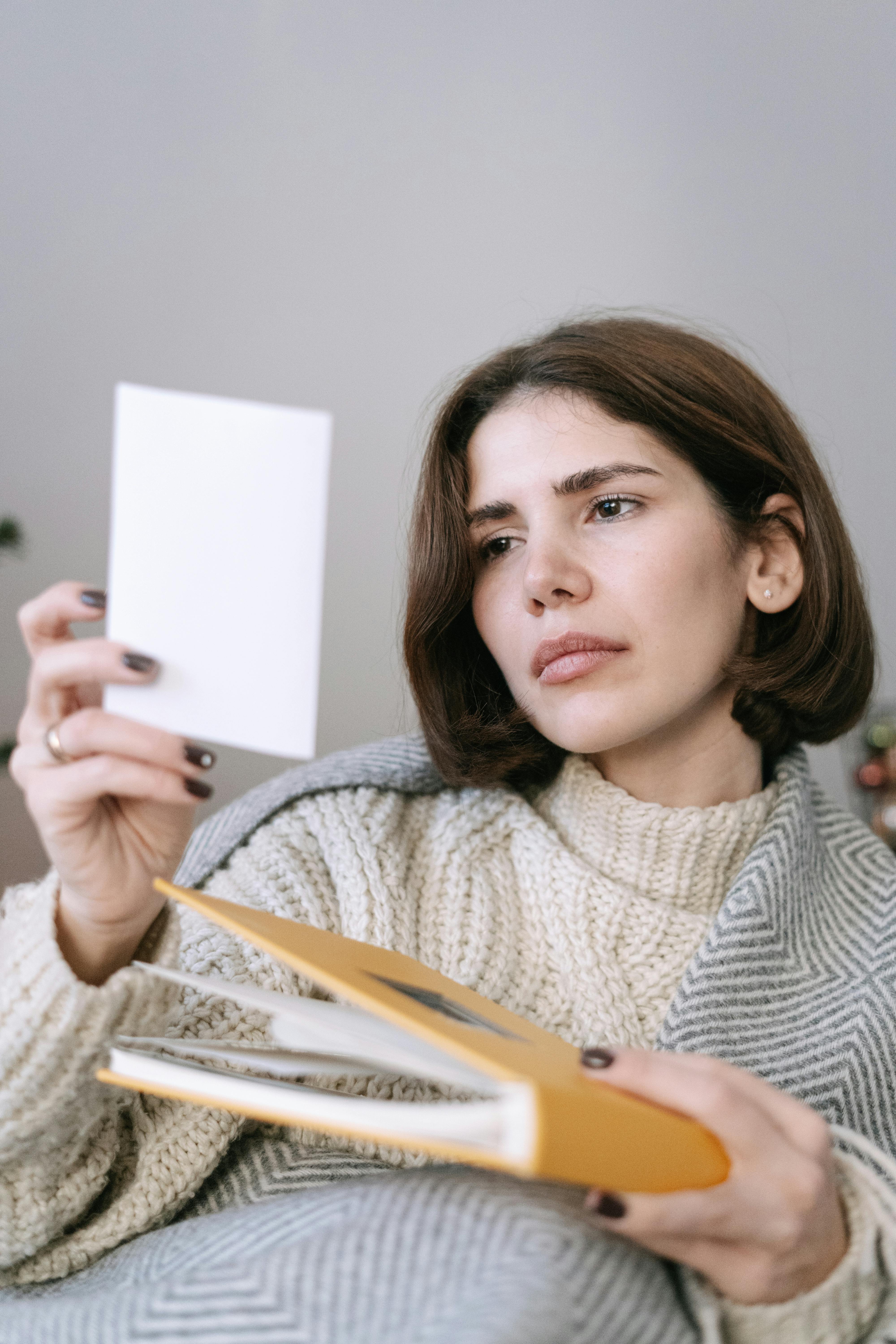 Mujer mirando una foto | Fuente: Pexels