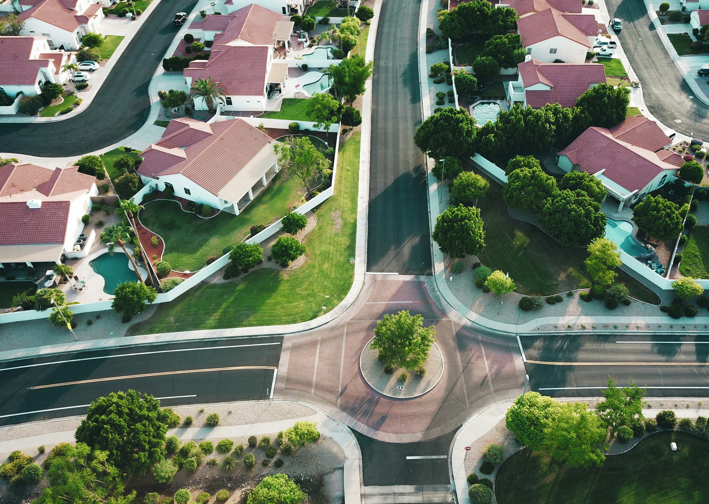 Vista de dron de un pintoresco vecindario | Fuente: Unsplash