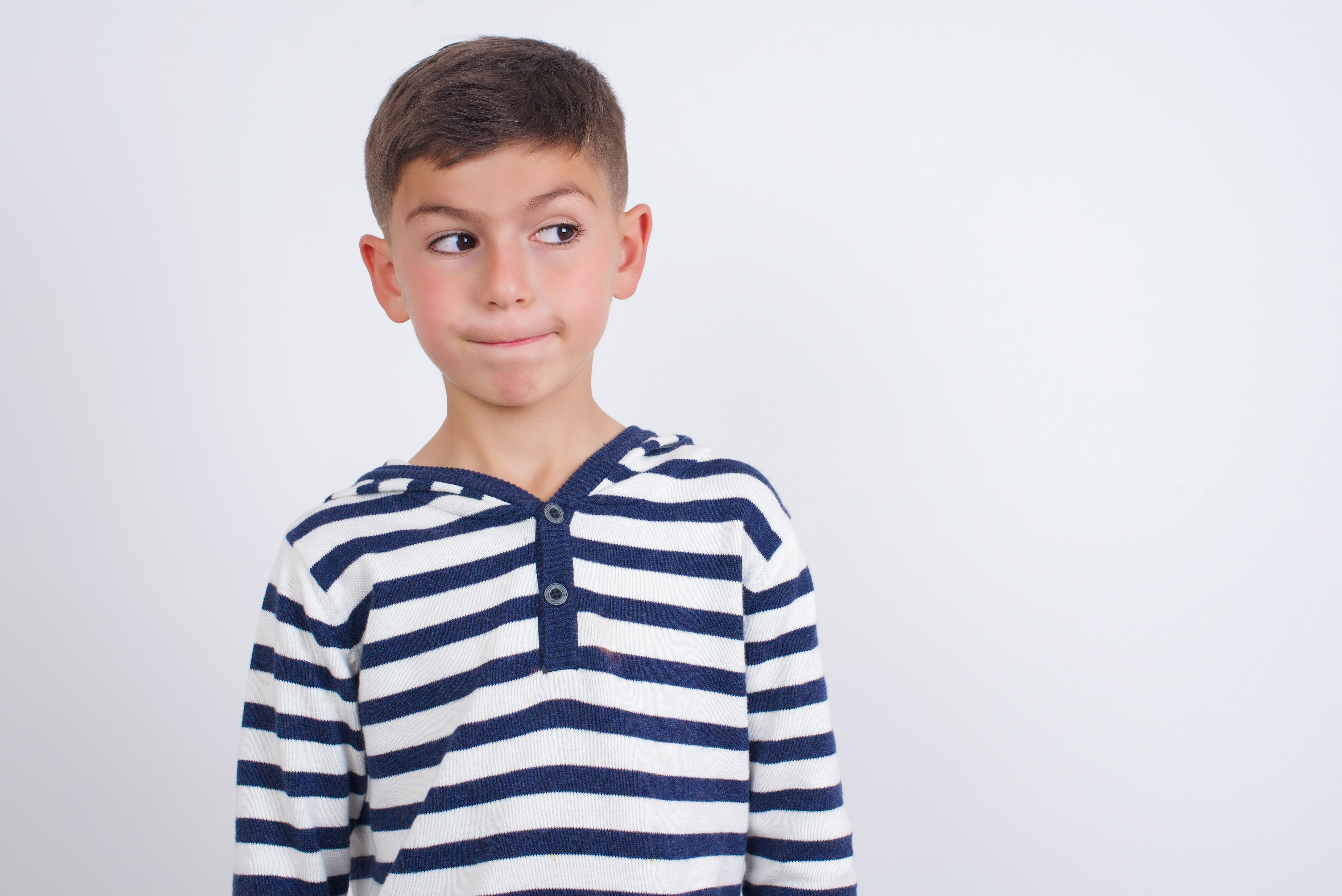 Un niño con cara de perplejidad | Foto: Shutterstock