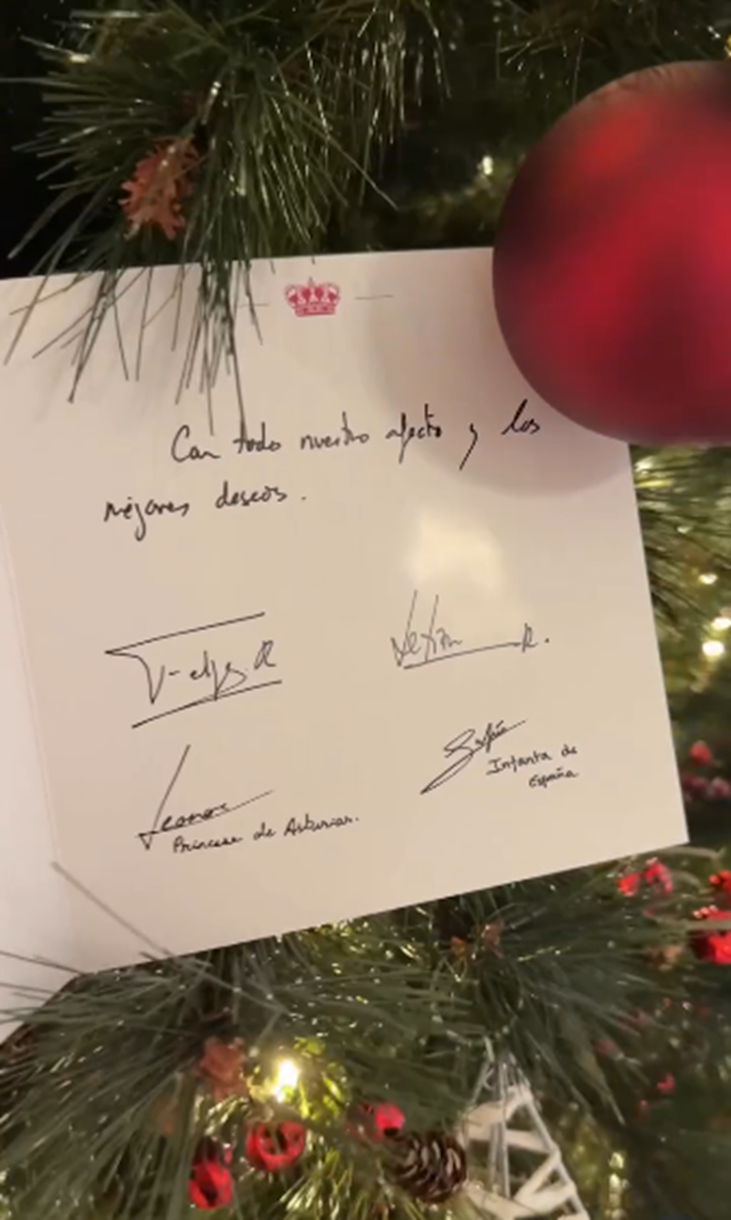 Tarjeta en el árbol de Navidad de la familia real española del año 2025 | Fuente: Instagram/casareal.es