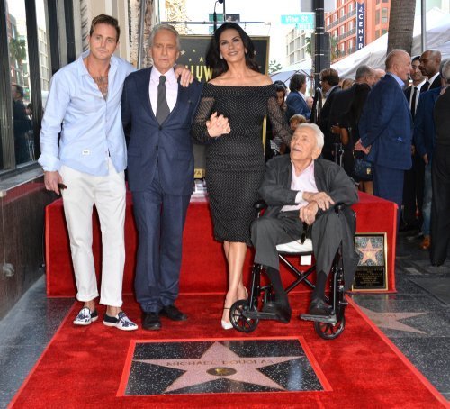 Michael Douglas, Kirk Douglas, Catherine Zeta-Jones y Cameron Douglas en la ceremonia de la estrella de Hollywood Walk of Fame de 2018, en Los Ángeles, California. | Foto: Shutterstock