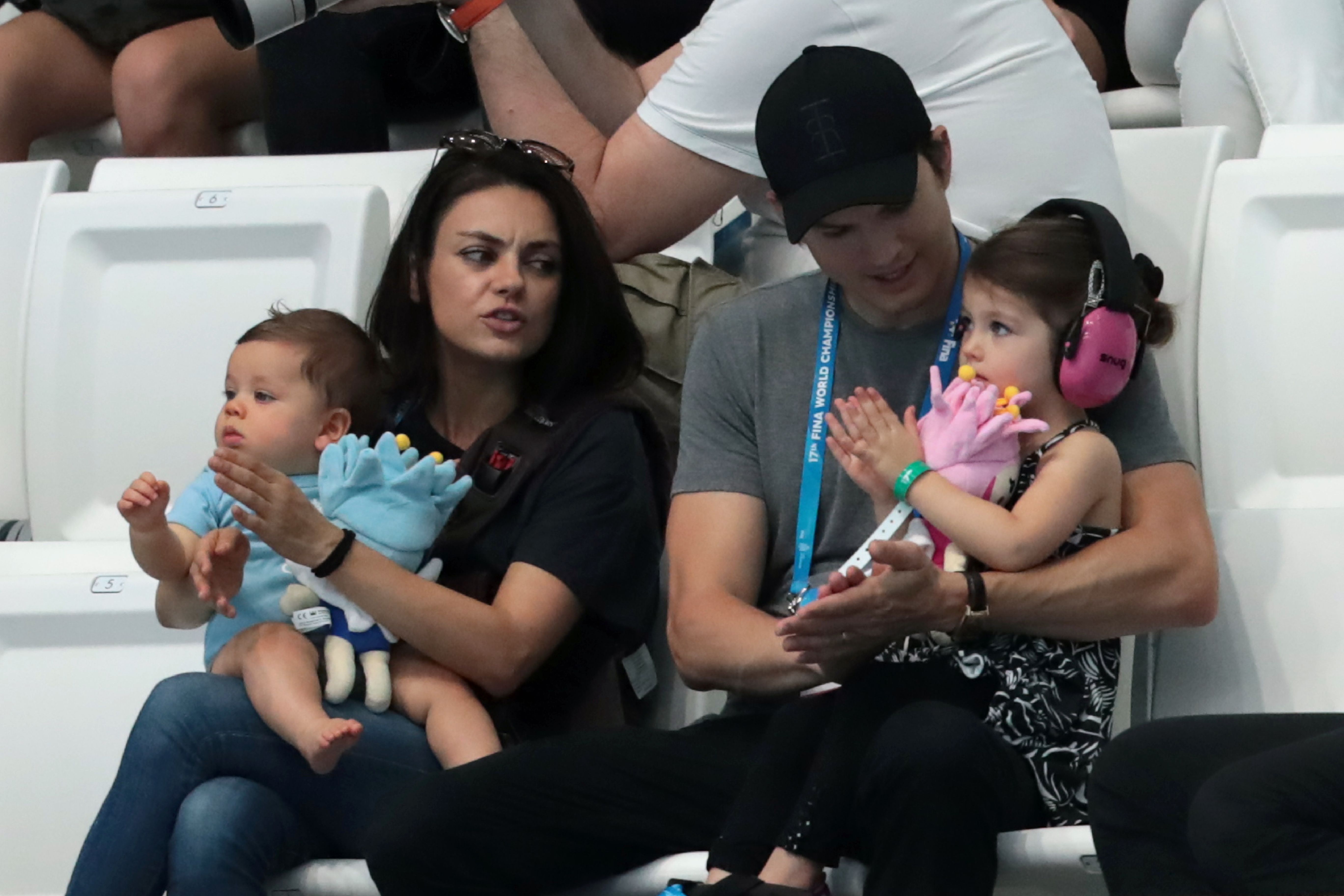 Mila Kunis y Ashton Kutcher con sus hijos el 17 de julio de 2017, en Budapest | Fuente: Getty Images