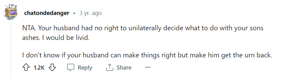 Internauta señaló que el marido no tenía autoridad para decidir unilateralmente el destino de las cenizas de su hijo sin el consentimiento de la madre | Foto: reddit.com/r/AmItheAsshole