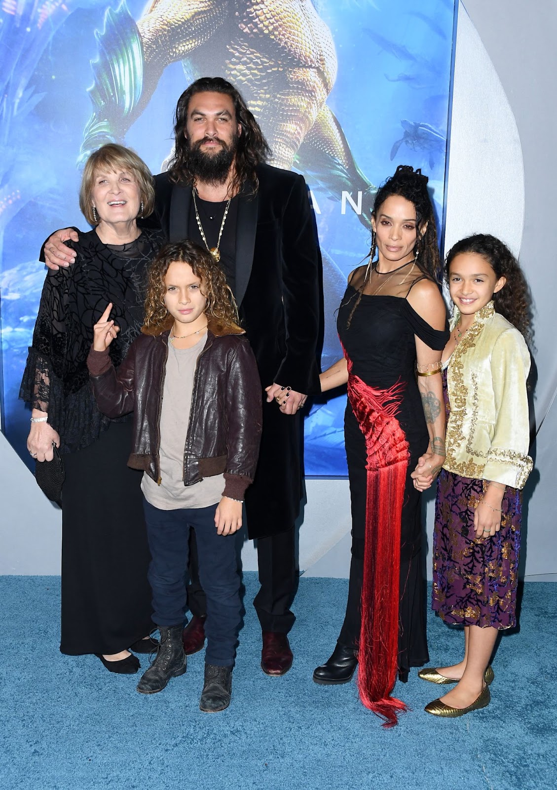 Jason Momoa asistió al estreno de "Aquaman" el 12 de diciembre de 2018, en Hollywood, California, acompañado por su madre, sus hijos y su entonces esposa, Lisa Bonet | Fuente: Getty Images