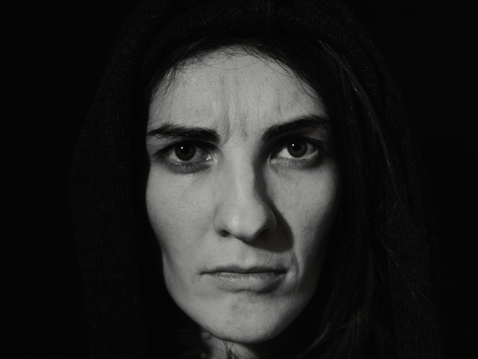 Una mujer enfadada mirando fijamente a alguien | Fuente: Unsplash