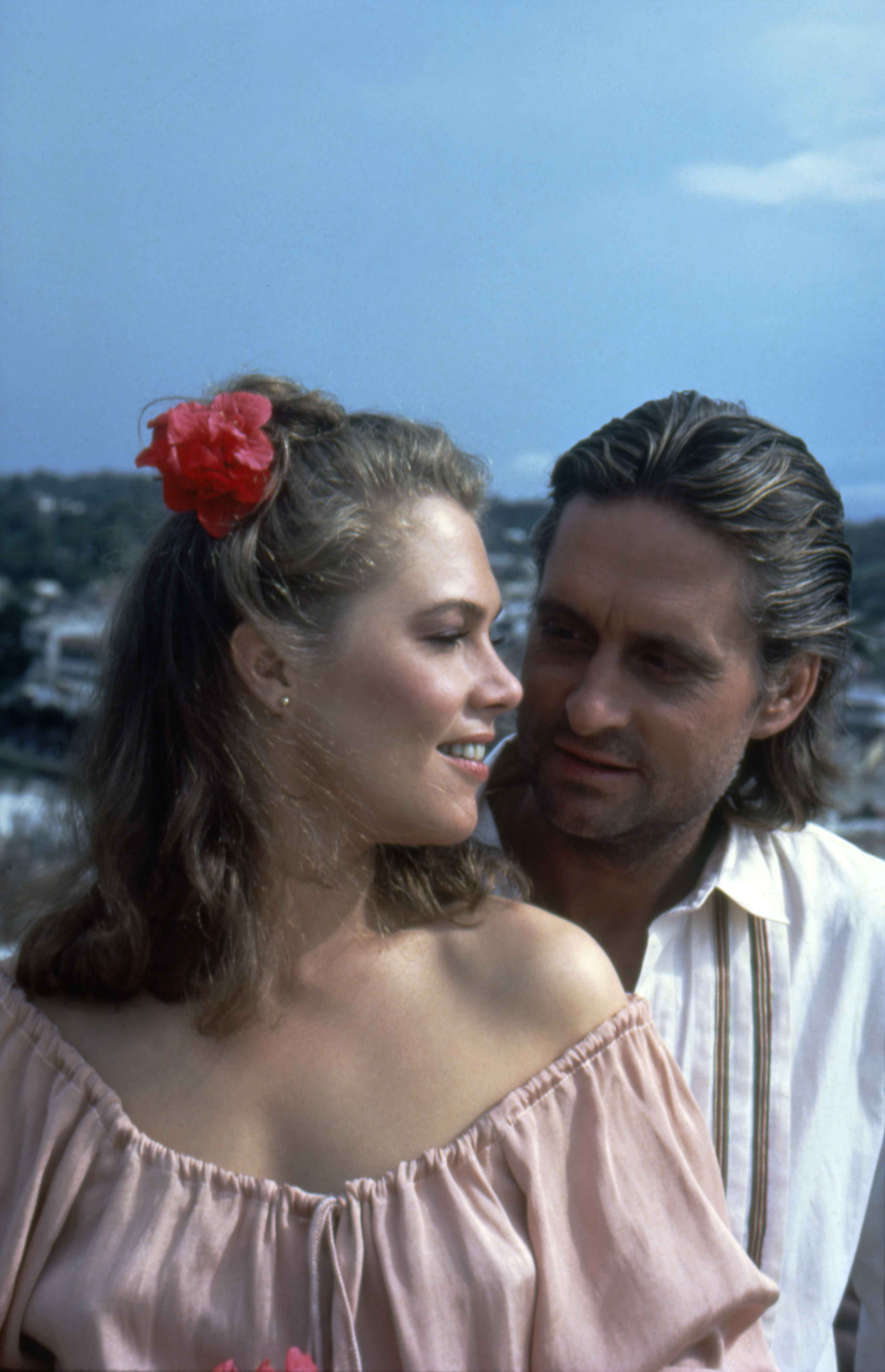 La actriz y Michael Douglas en "Romancing the Stone" en 1984 | Fuente: Getty Images