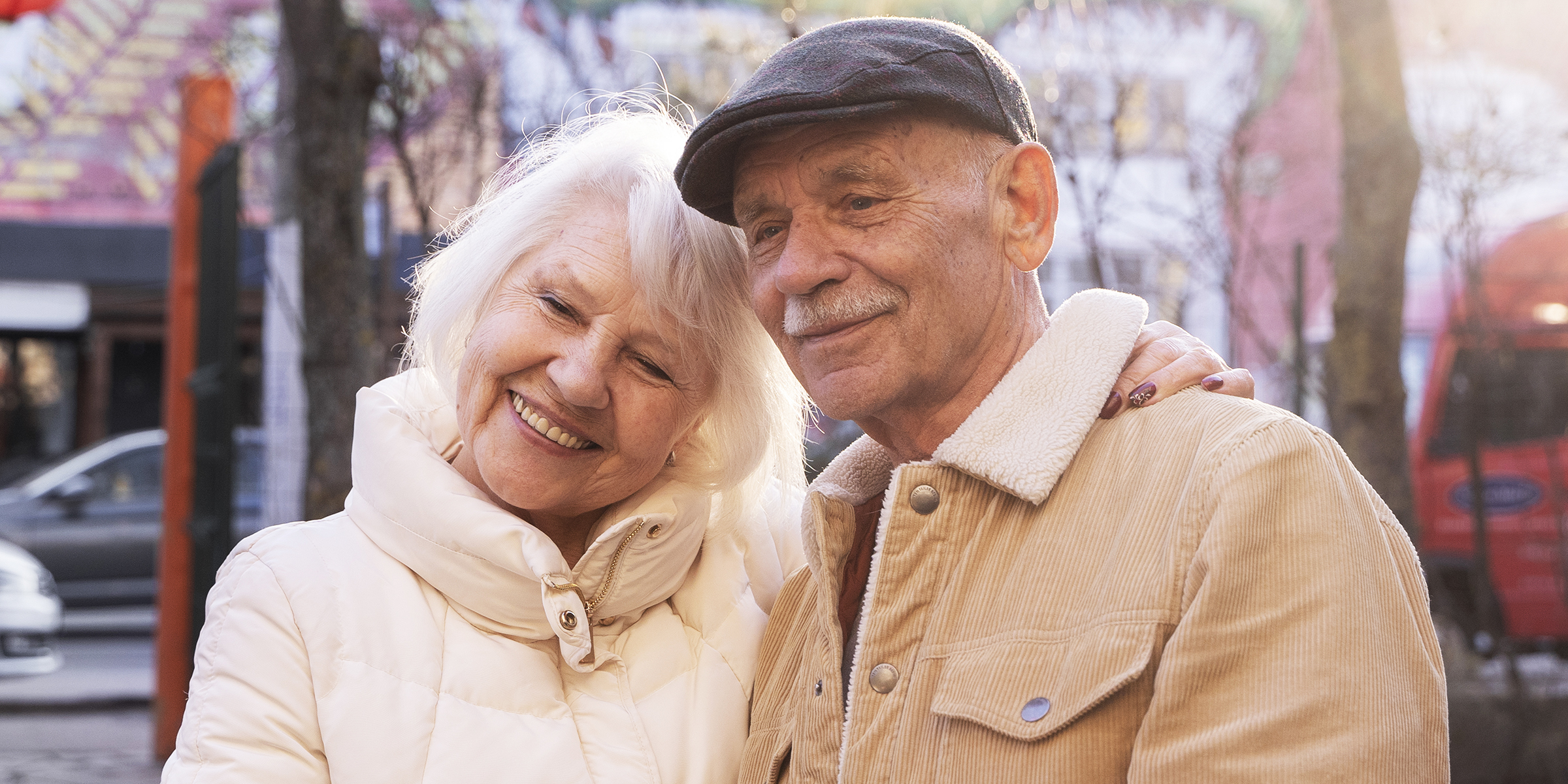 Una pareja de ancianos sonriendo cariñosamente | Fuente: Freepik