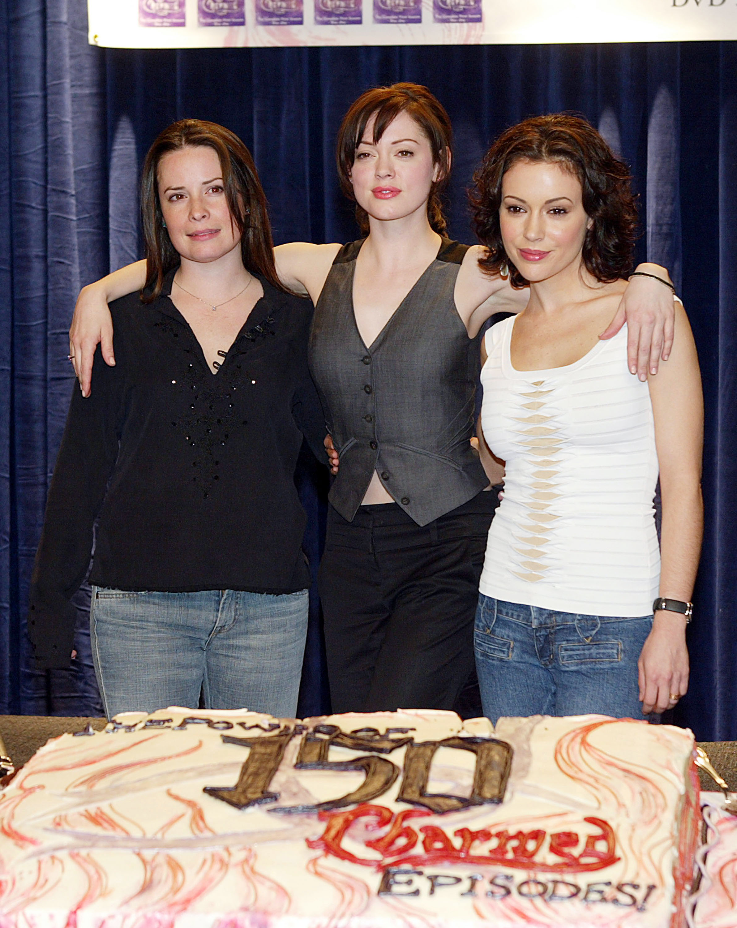 Holly Marie Combs, Rose McGowan y Alyssa Milano celebran el corte del pastel del episodio 150 de "Charmed" de la WB en el plató de Los Ángeles, California, el 1 de febrero de 2005. | Fuente: Getty Images