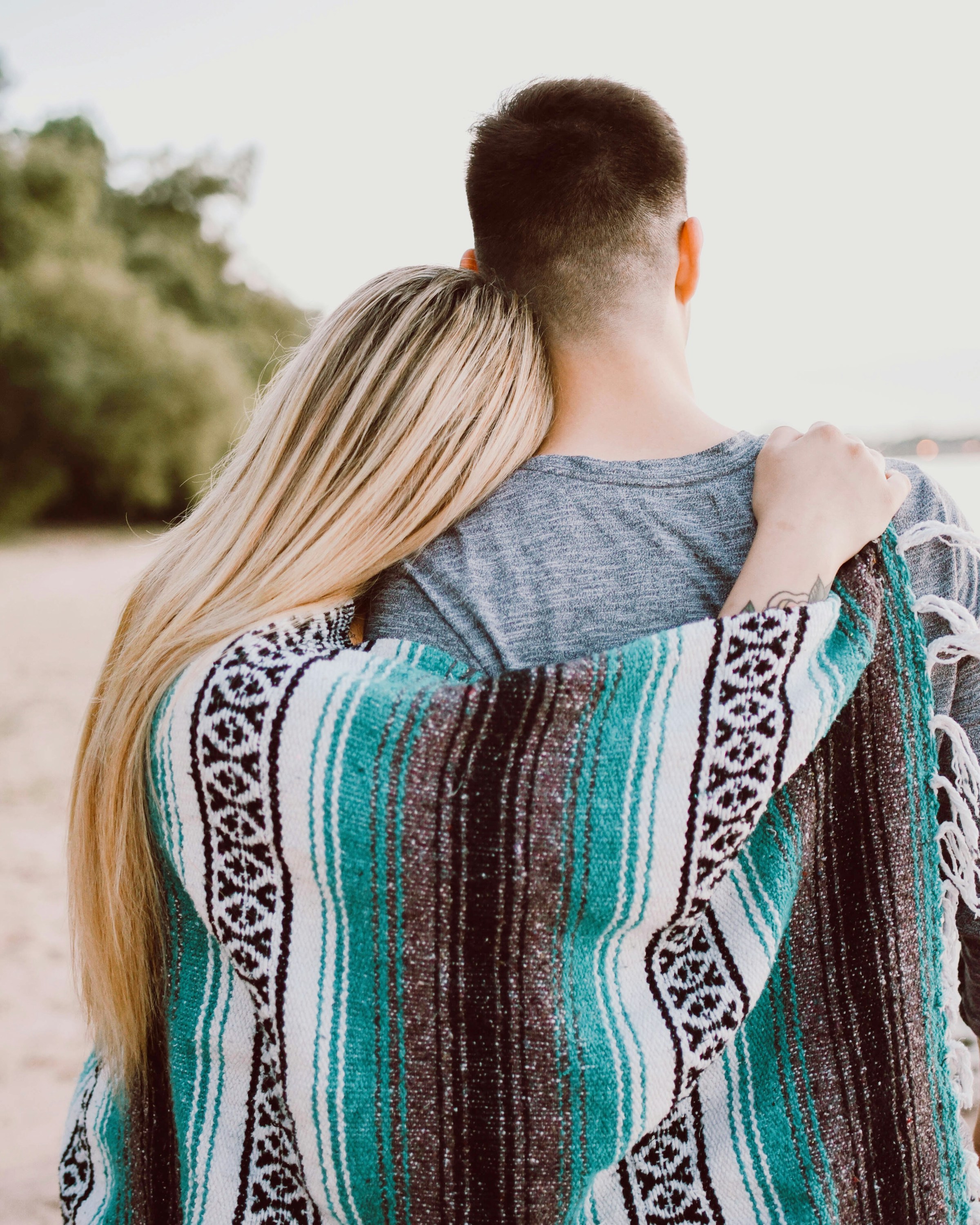 Vista trasera de una pareja abrazándose | Fuente: Unsplash