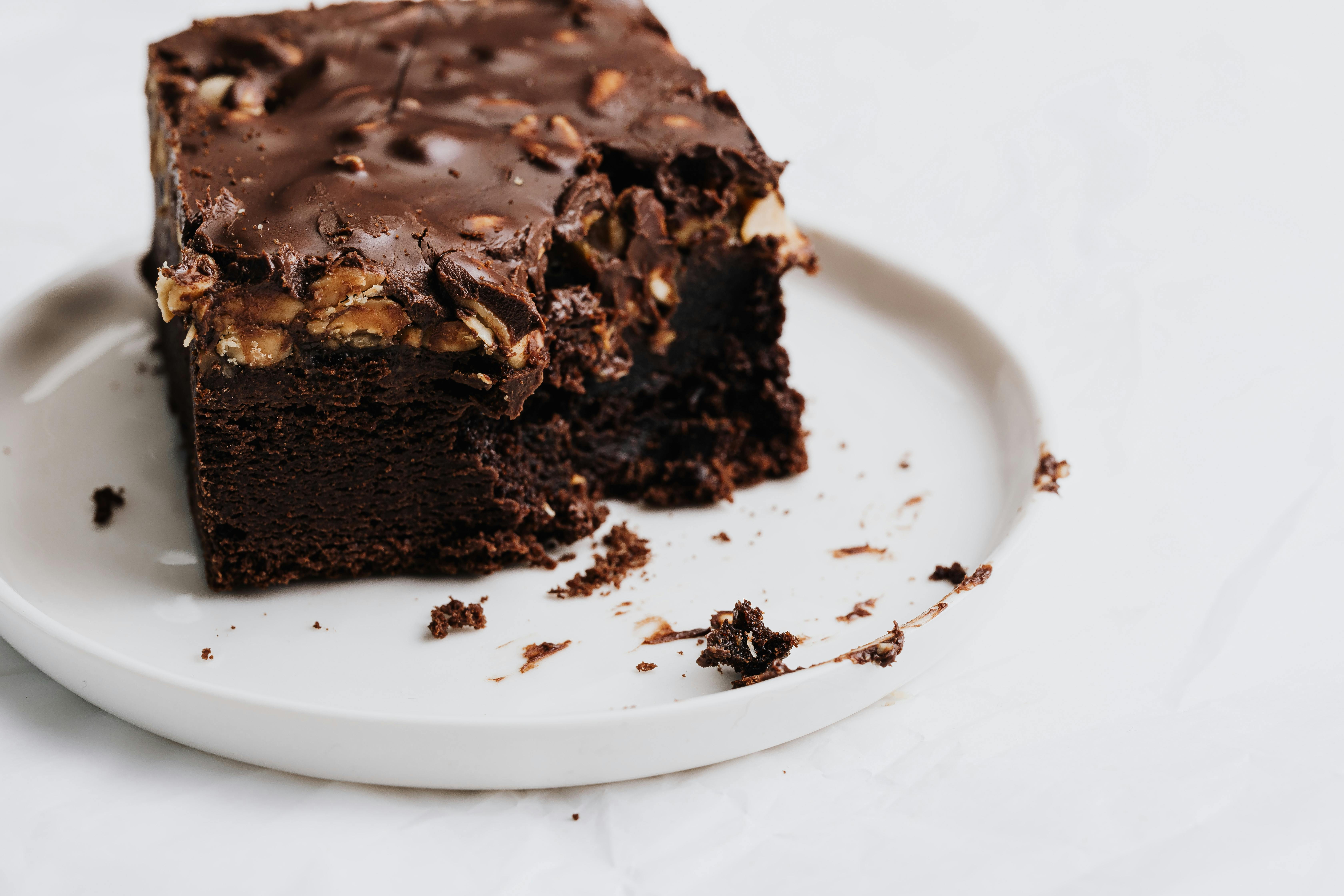 Un brownie en un plato | Fuente: Pexels