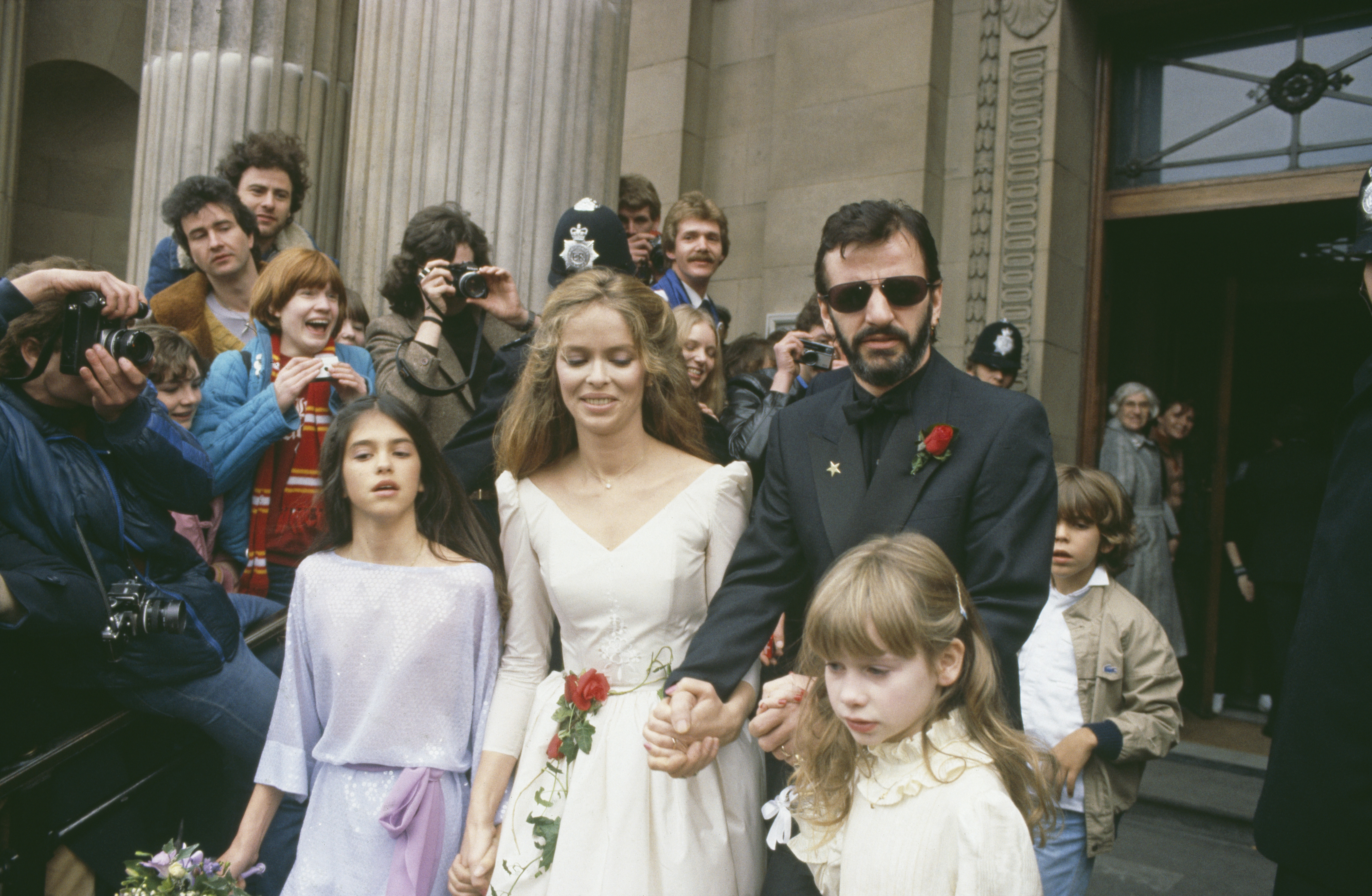 Barbara Bach y Ringo Starr saliendo del Registro Civil de Marylebone tras su boda, en Londres, el 27 de abril de 1981. | Fuente: Getty Images