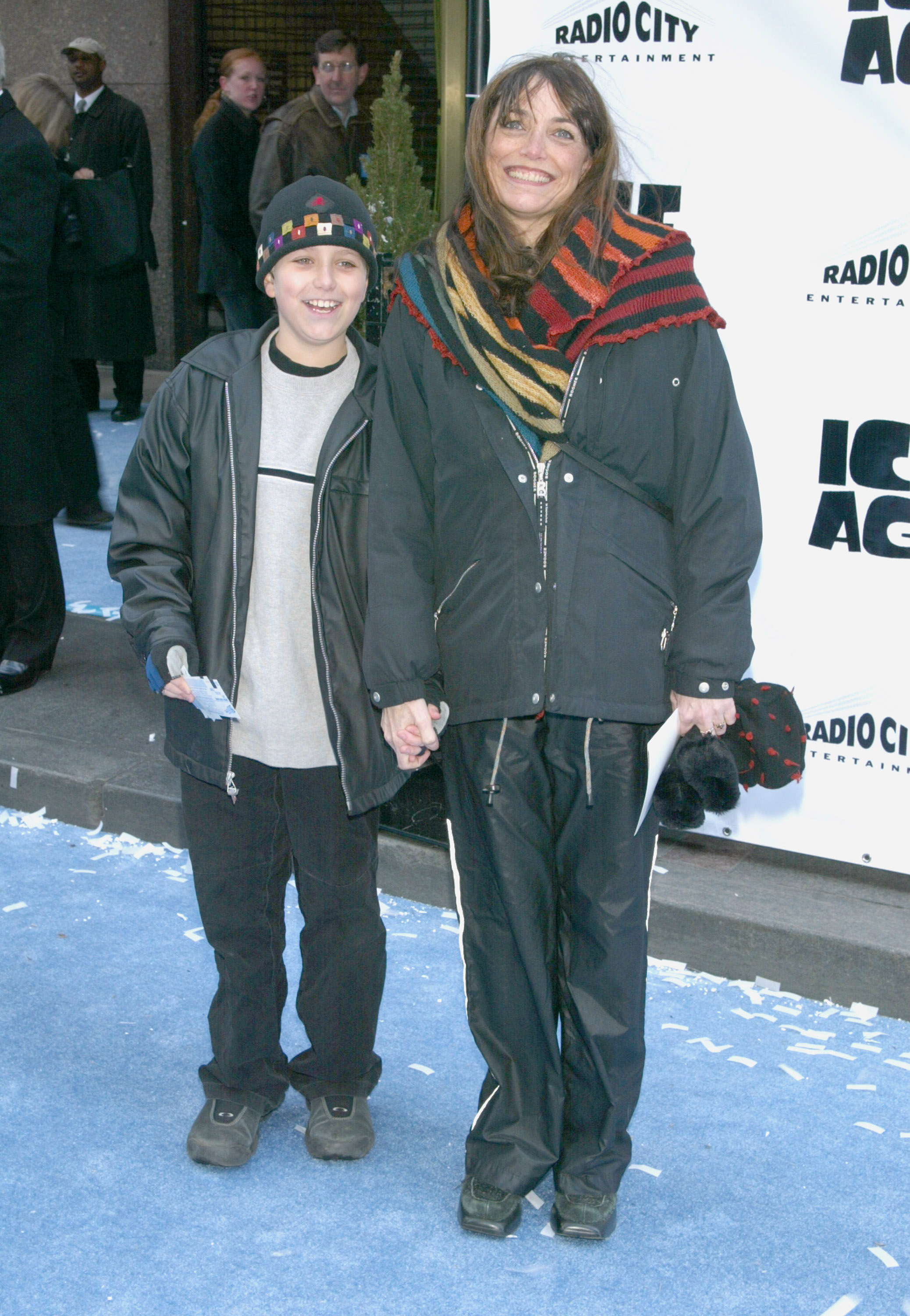 Karen Allen y Nicholas Browne asisten al estreno de "Ice Age" el 10 de marzo de 2002 | Fuente: Getty Images