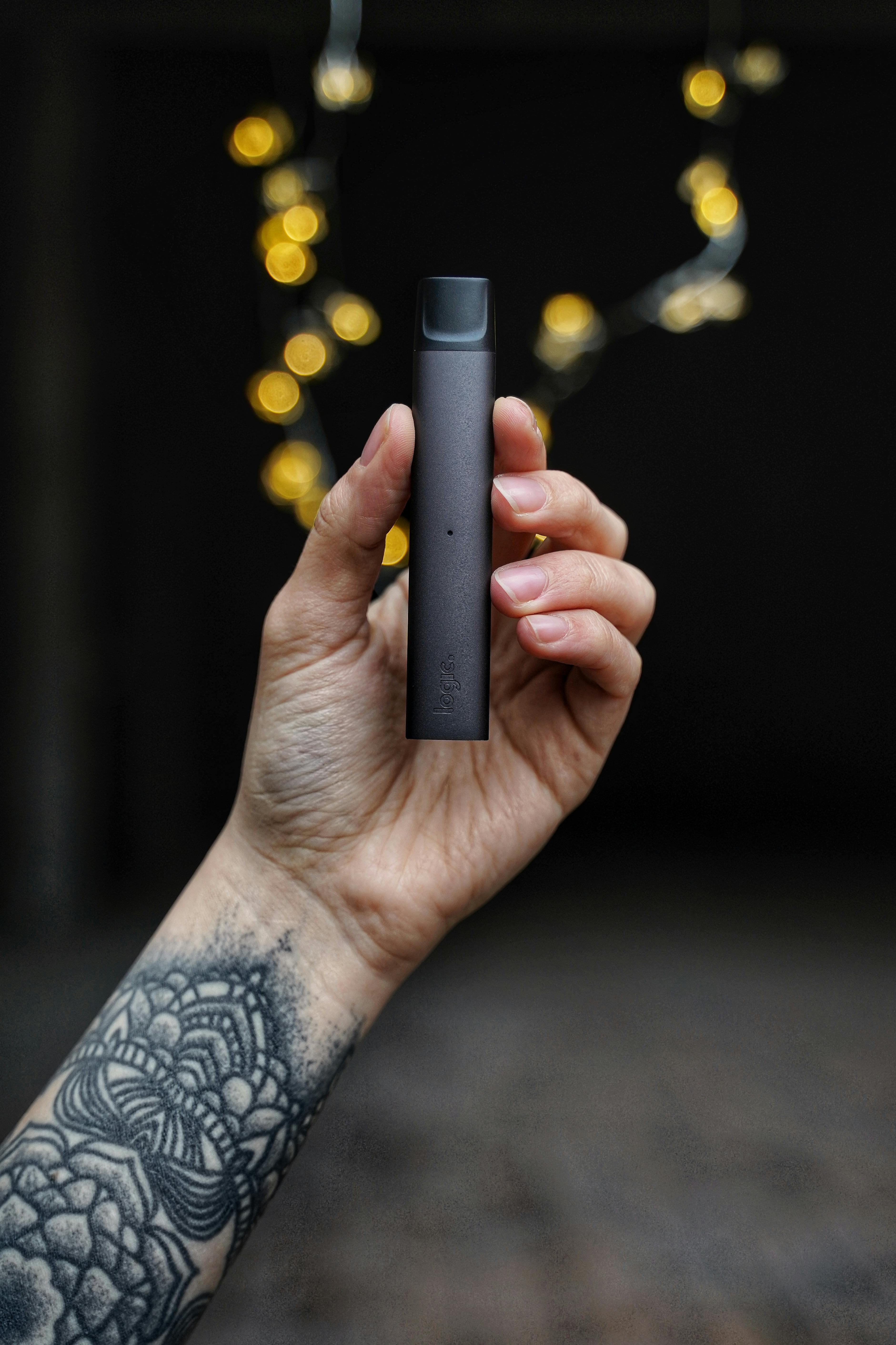 Una persona con un vapeador | Fuente: Pexels