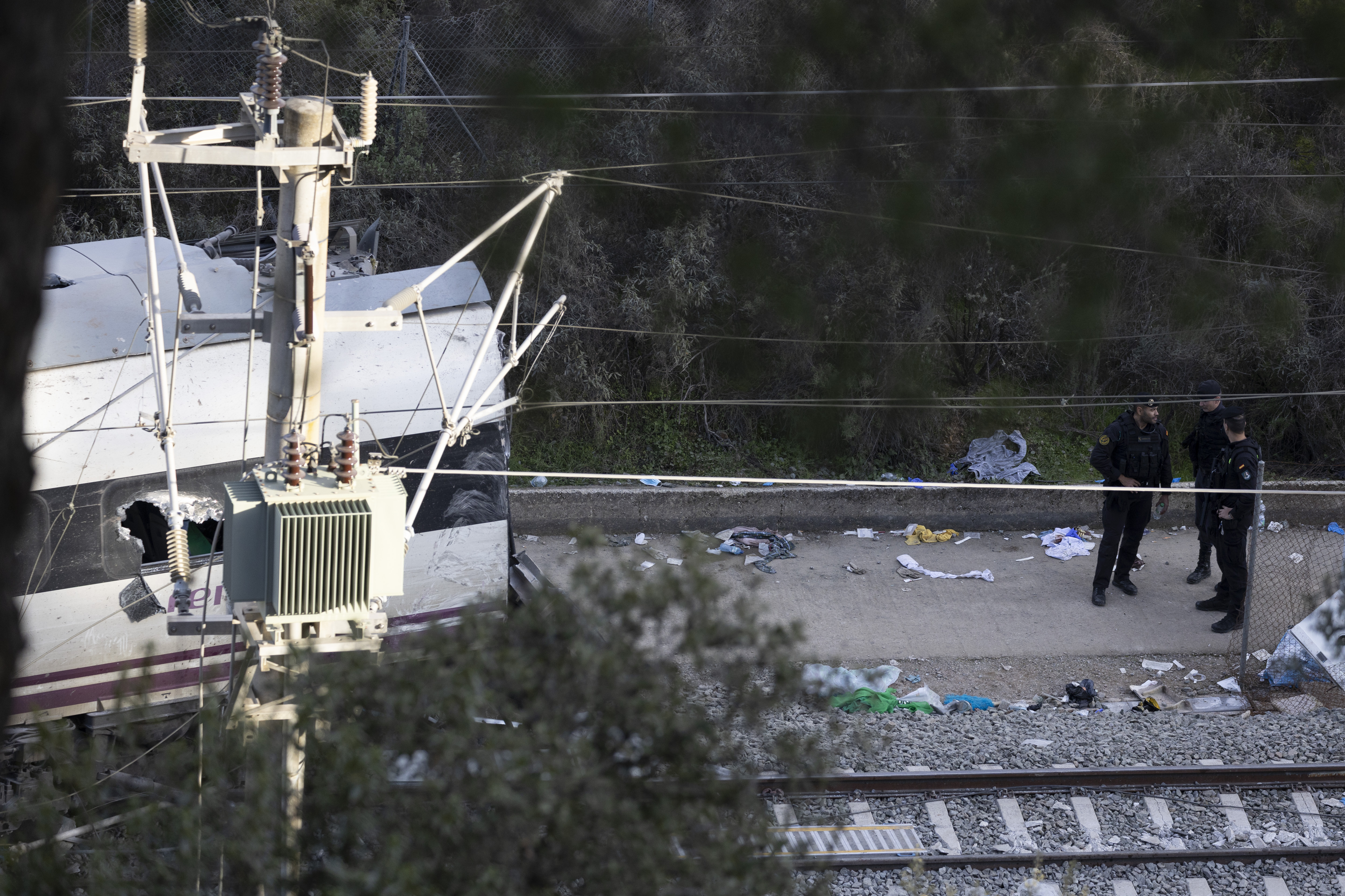 La policía asegura la zona junto a un tren accidentado el 19 de enero de 2026, tras la colisión de ayer en Adamuz, España. | Fuente: Getty Images