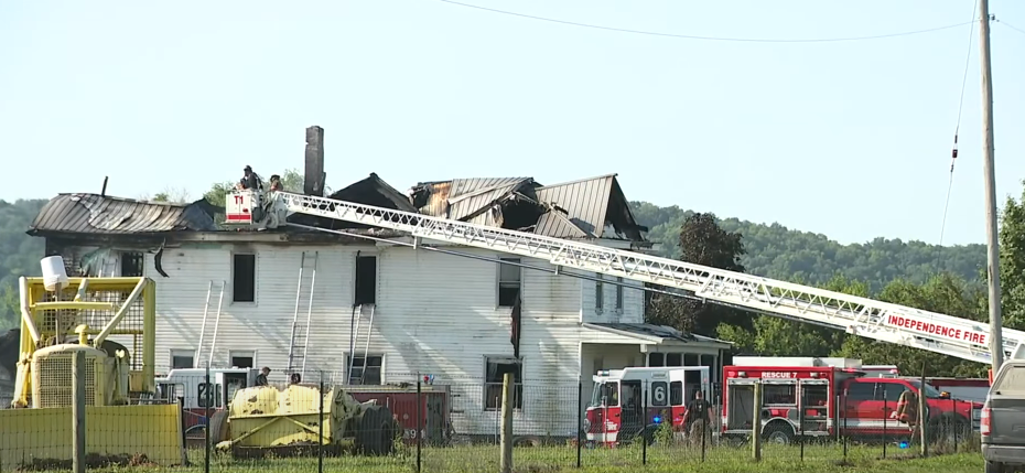 Bomberos trabajando en la granja de los Brown donde murió Jerilynn Brown, de una noticia del 4 de julio de 2025 | Fuente: Youtube/FOX4 News Kansas City