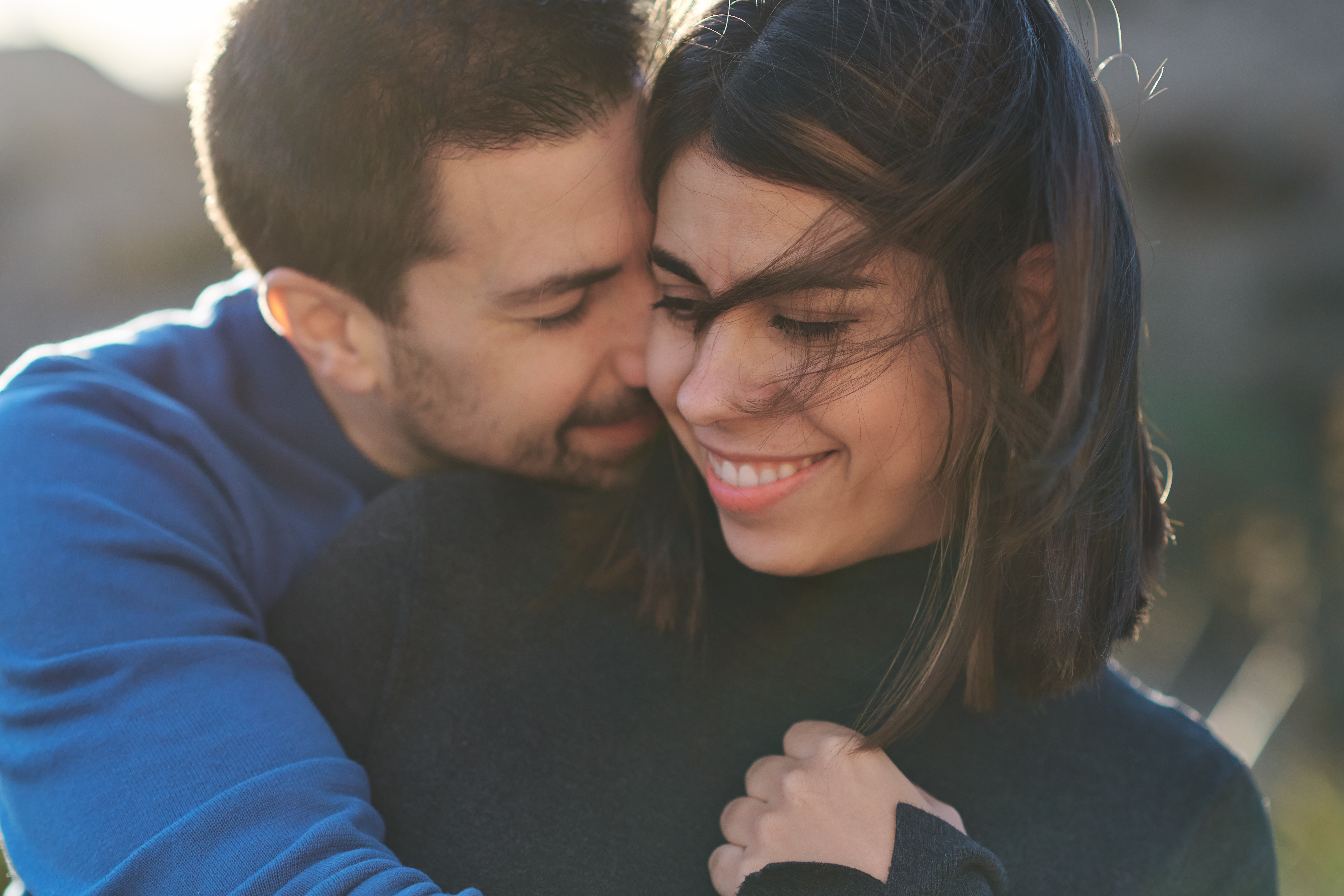 Una pareja feliz abrazándose | Foto: Shutterstock