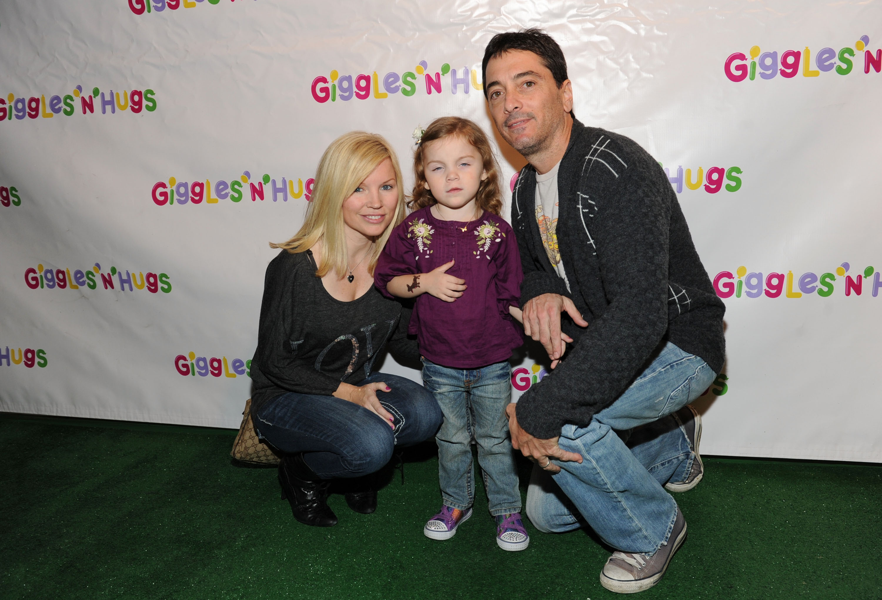 El actor con su mujer y su hija en la fiesta de inauguración de Giggles 'N' Hugs en el centro comercial Westfield Century City el 3 de diciembre de 2010, en Century City, California. | Fuente: Getty Images