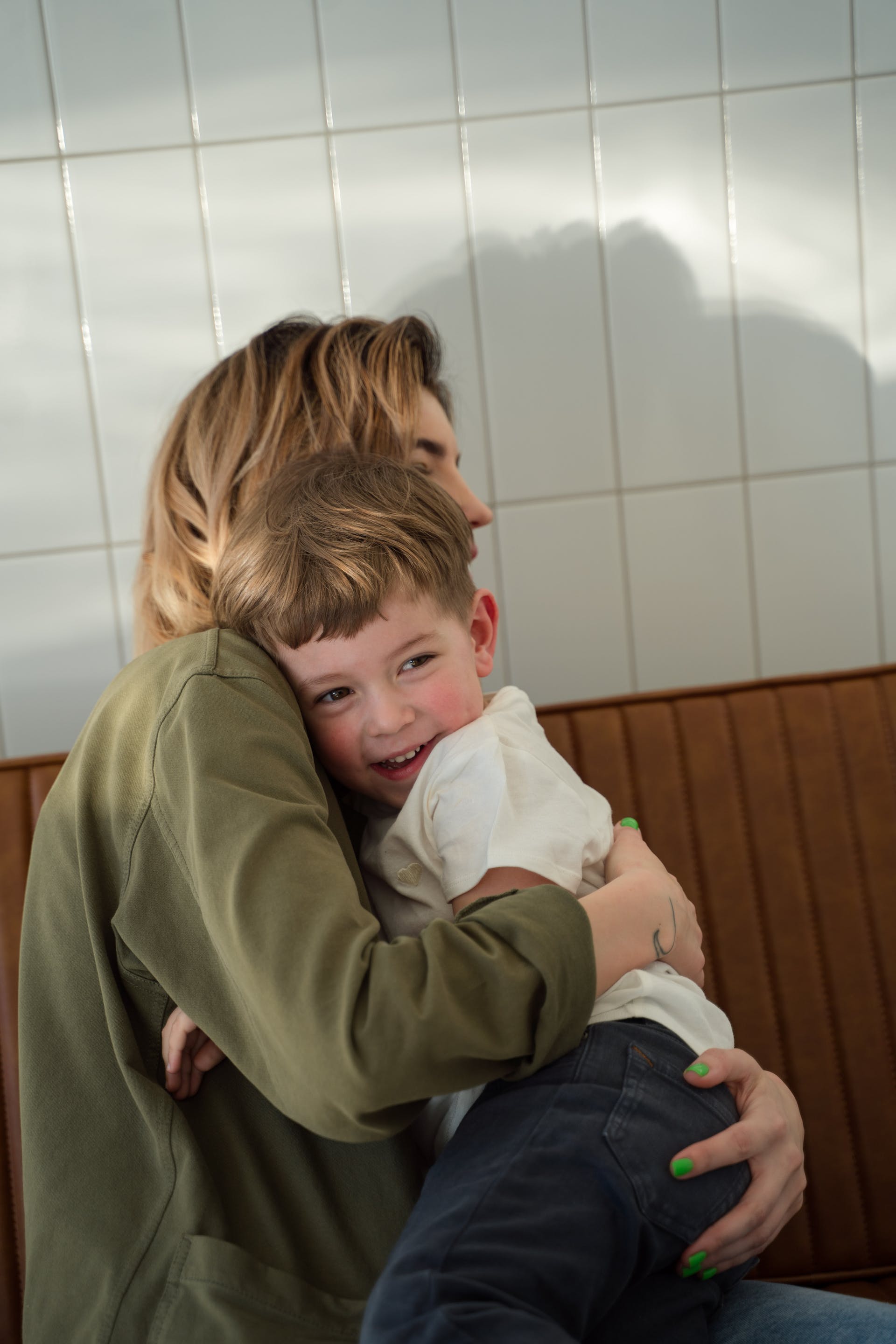 Una madre abrazando a su hijo | Foto: Pexels