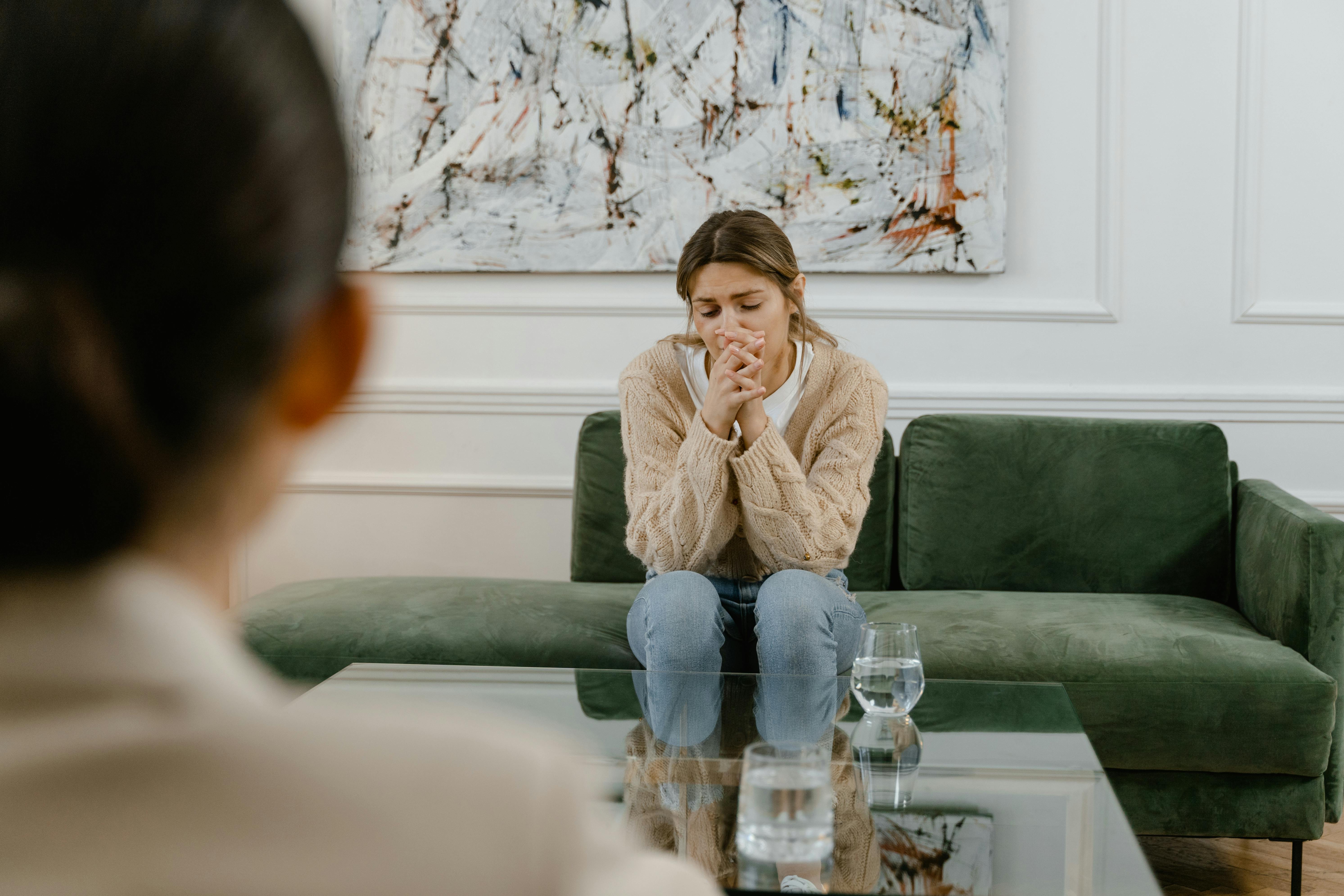 Una mujer hablando con su terapeuta | Foto: Pexels