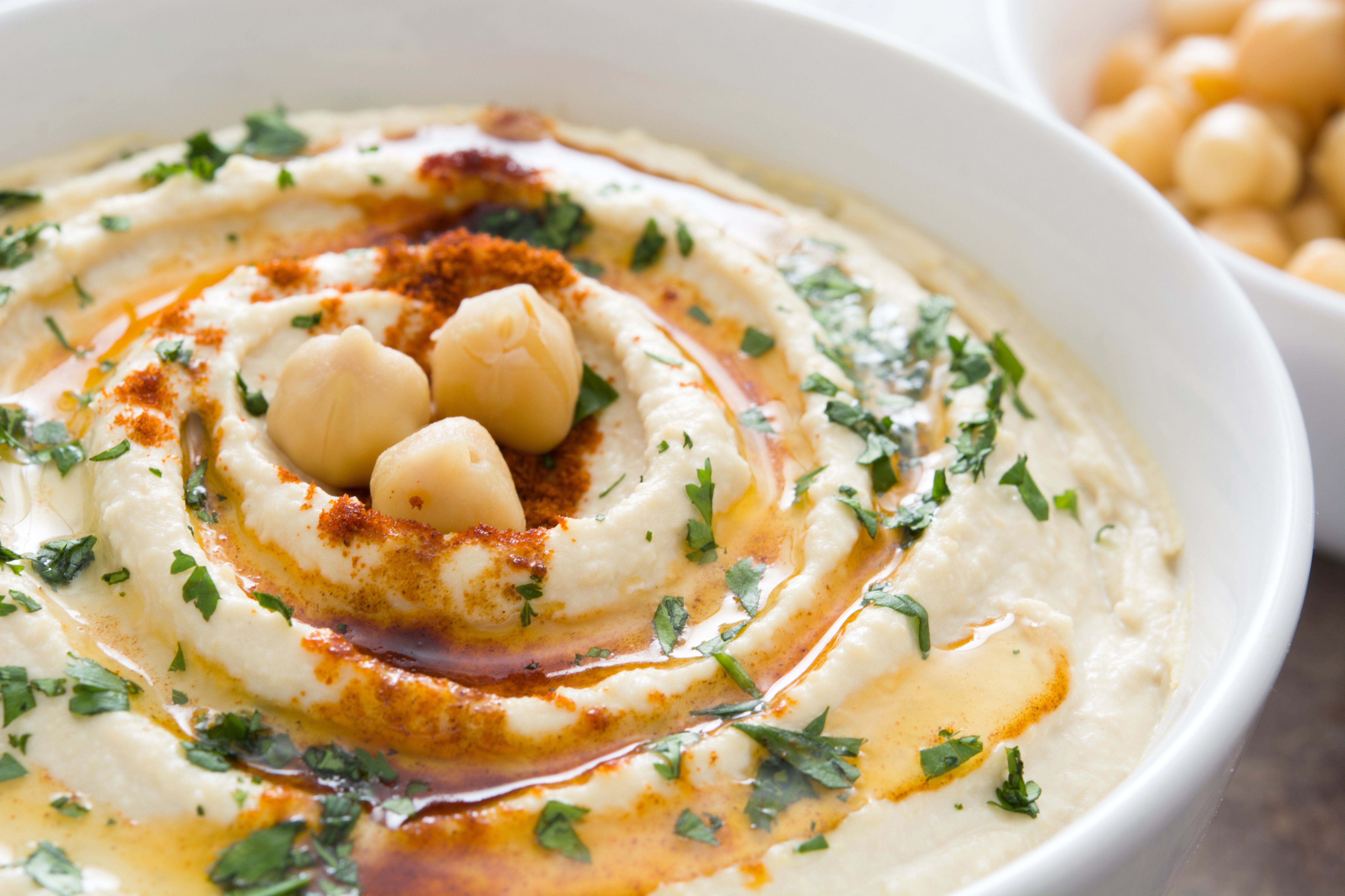 Hummus de garbanzo con aceite de oliva y perejil picado. | Foto: Shutterstock