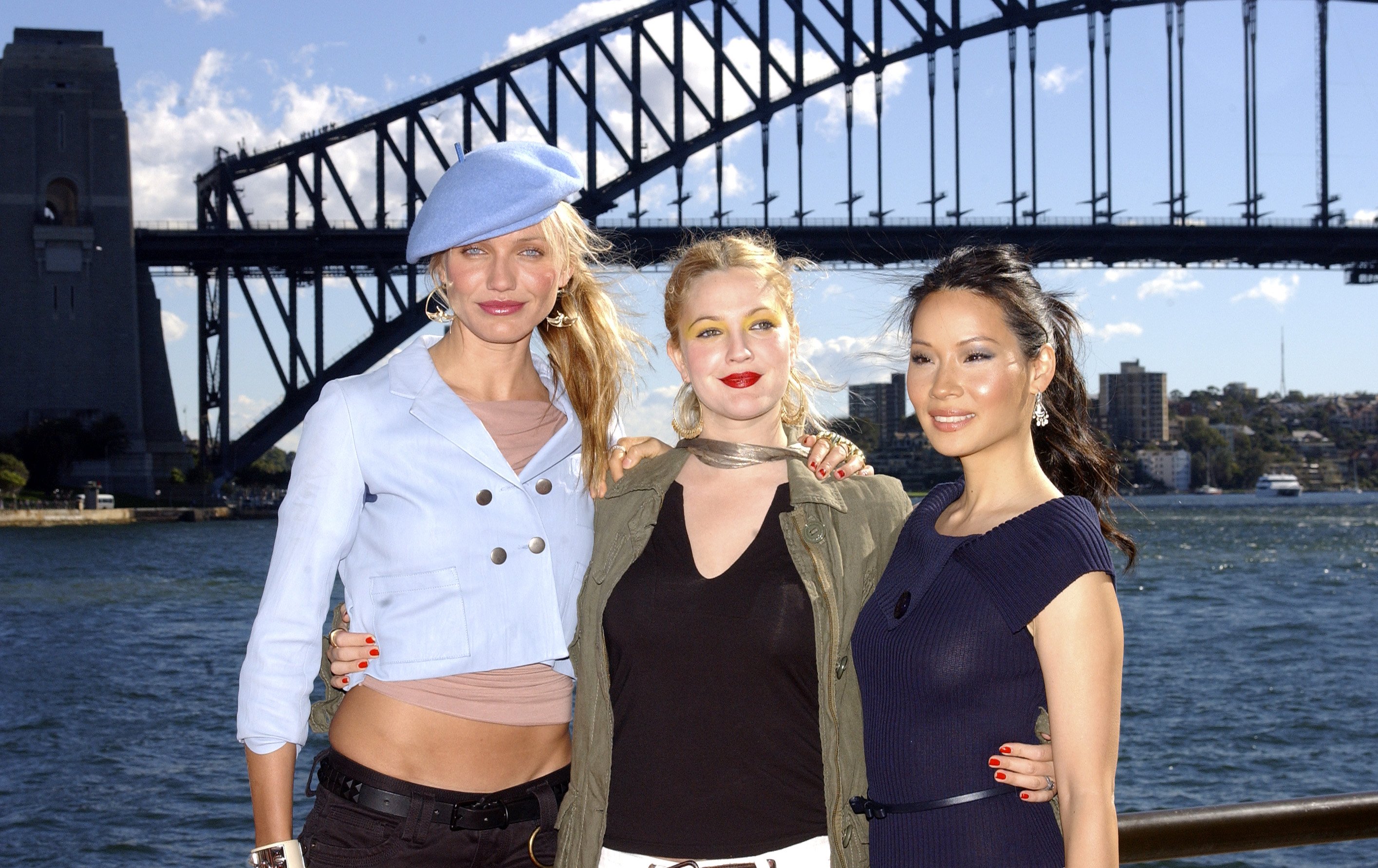 Cameron Diaz, Drew Barrymore y Lucy Liu fotografiadas tras la rueda de prensa de la película " Charlie's Angels: Full Throttle" en la Ópera de Sydney el 5 de junio de 2003, en Australia. | Foto: Getty Images