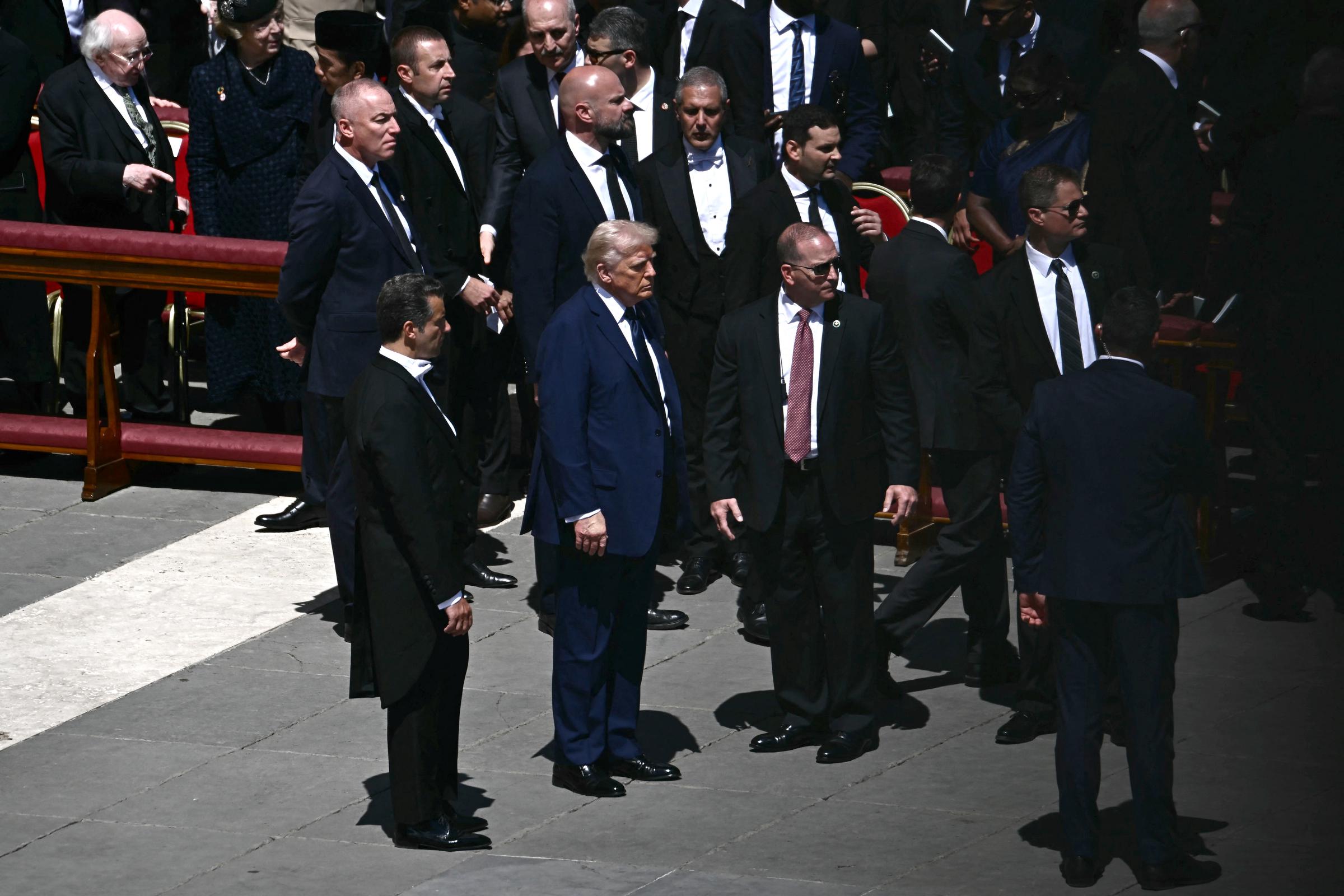 Donald Trump junto a otros dignatarios durante la ceremonia fúnebre del papa Francisco en la Plaza de San Pedro. | Fuente: Getty Images