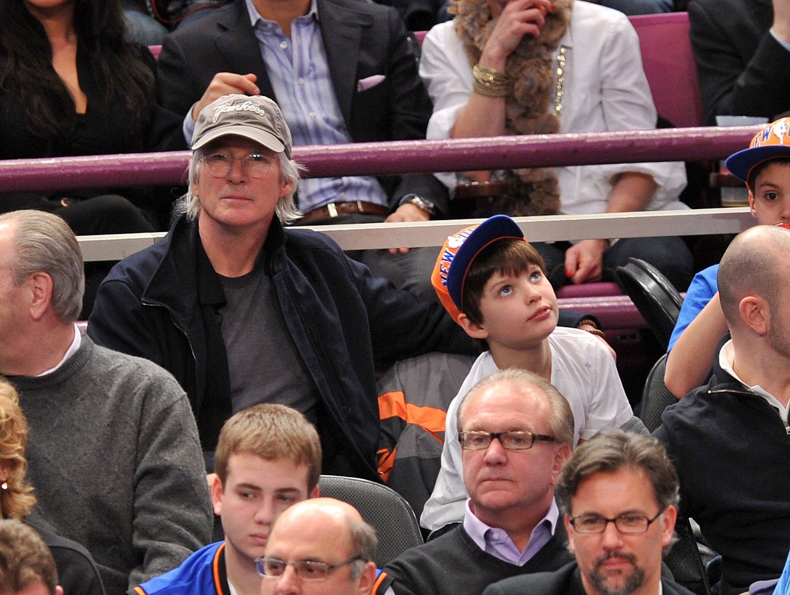 Richard Gere y su hijo Homer en el partido de los Utah Jazz contra los New York Knicks en el Madison Square Garden el 7 de marzo de 2011, en Nueva York | Fuente: Getty Images