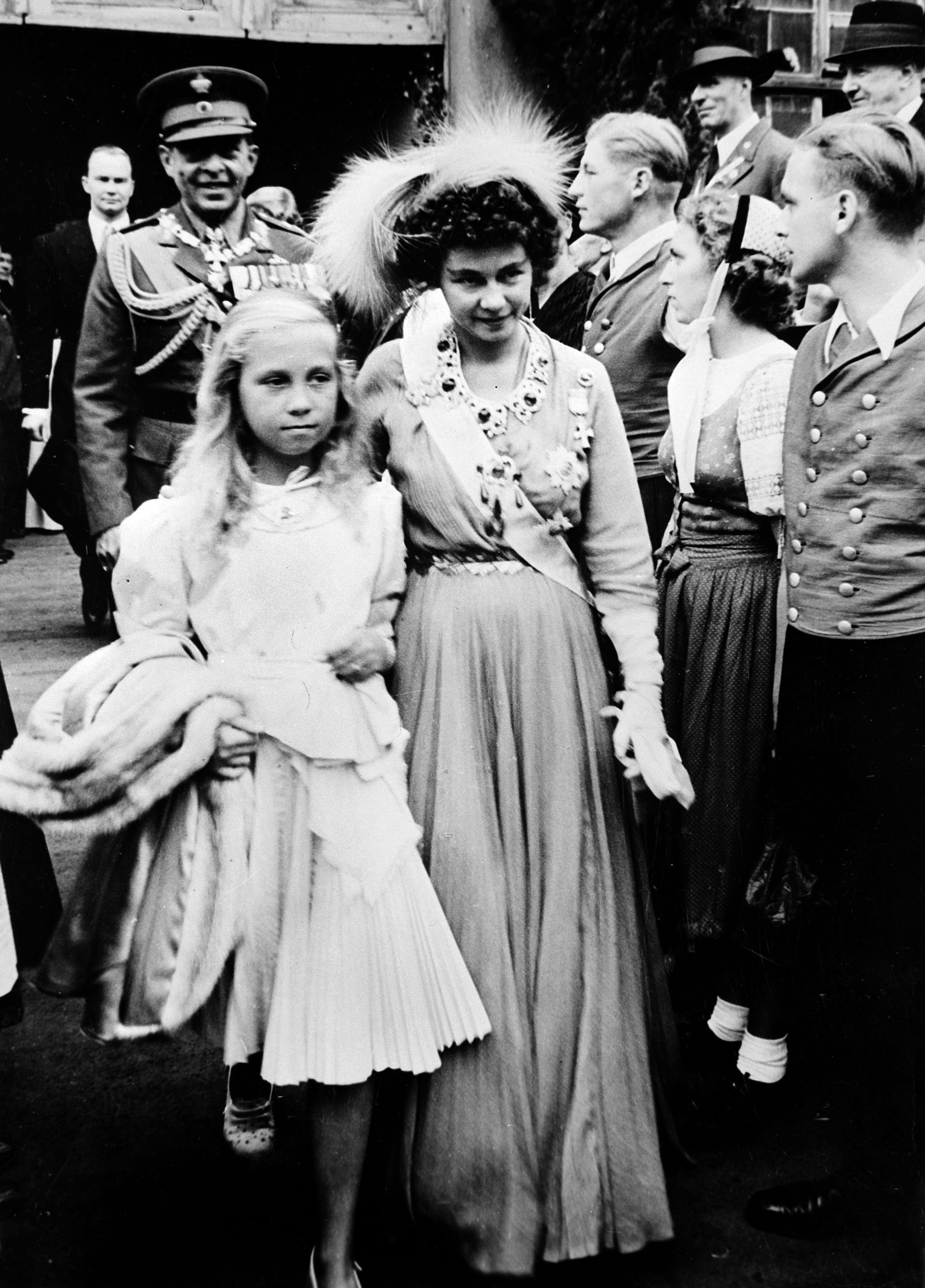 Federica de Grecia y su hija, la futura Doña Sofía de España, en Atenas, circa 1943. | Foto: Getty Images