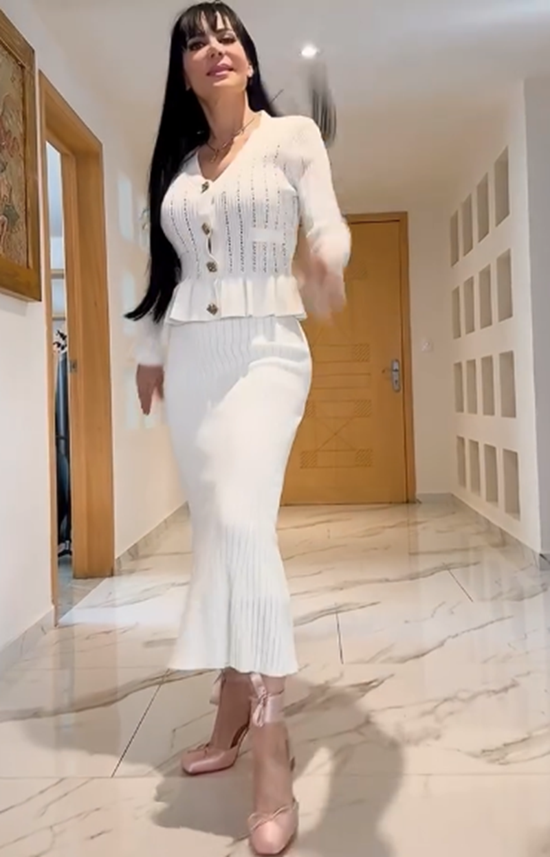 Maribel Guardia mostrando un atuendo blanco tras confirmarse su remoción legal como tutora de su nieto José Julián | Fuente: Instagram/maribelguardia