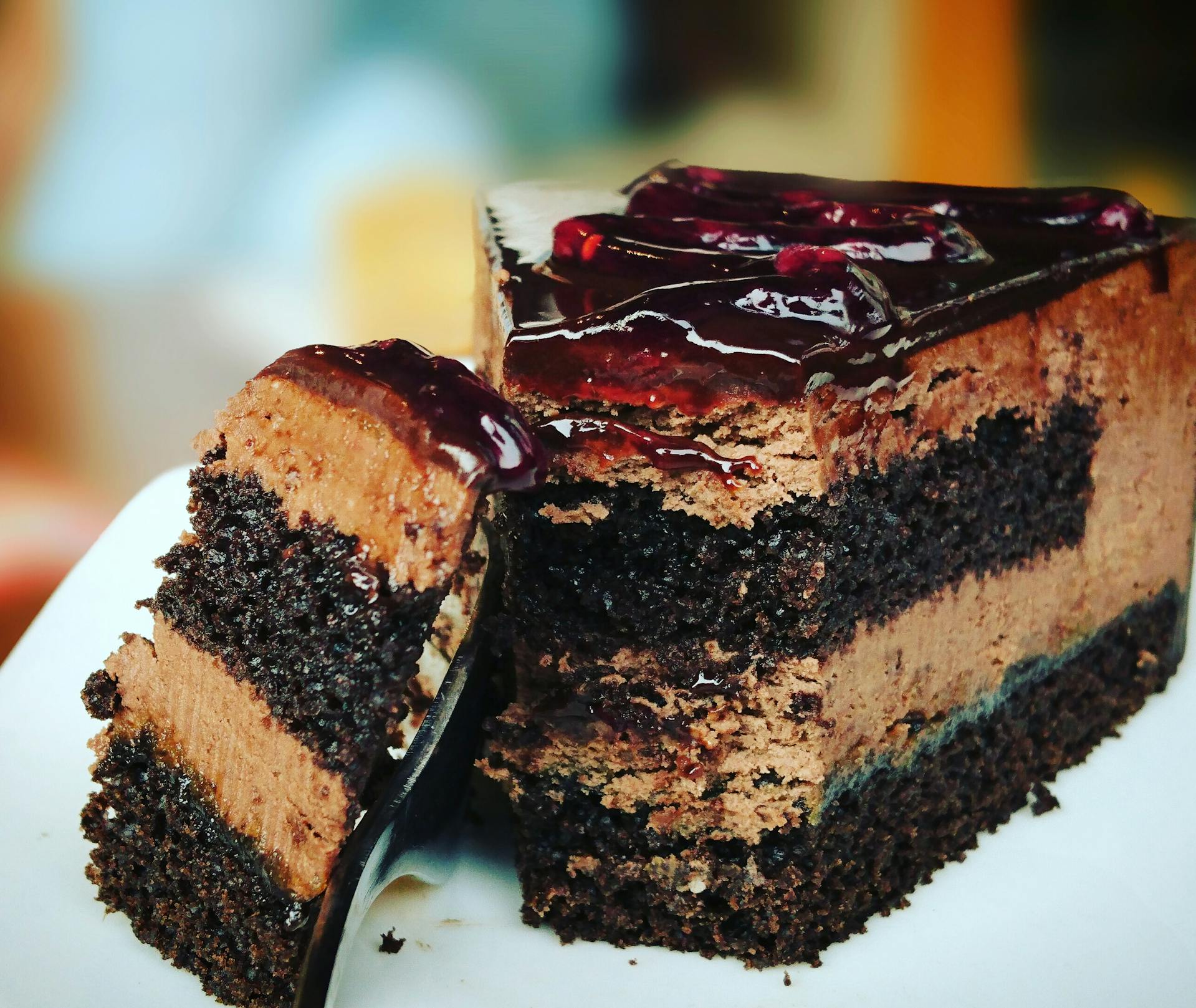 Un pastel cortado en un plato | Fuente: Pexels