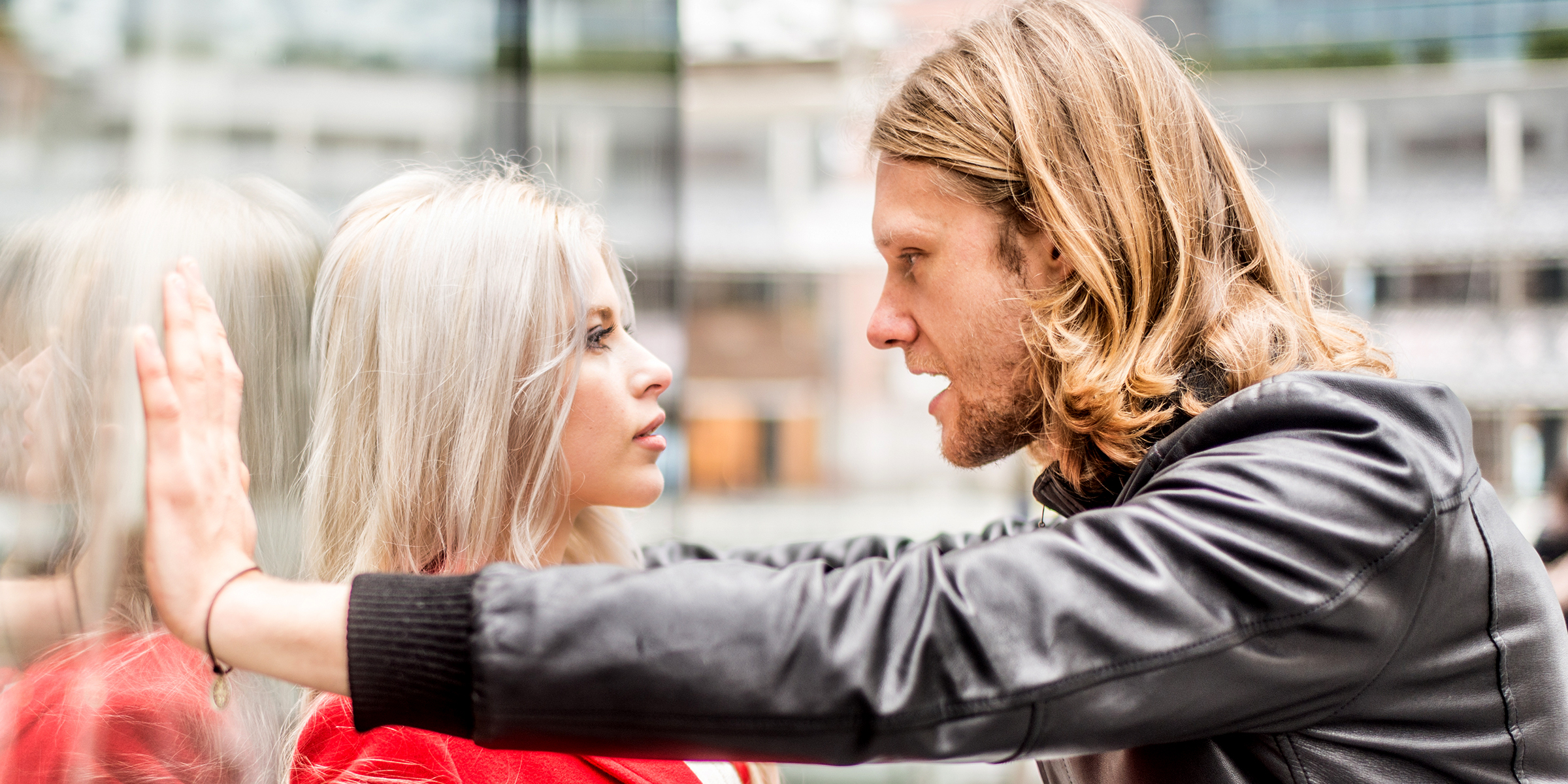 Un hombre gritando a una mujer | Fuente: Shutterstock