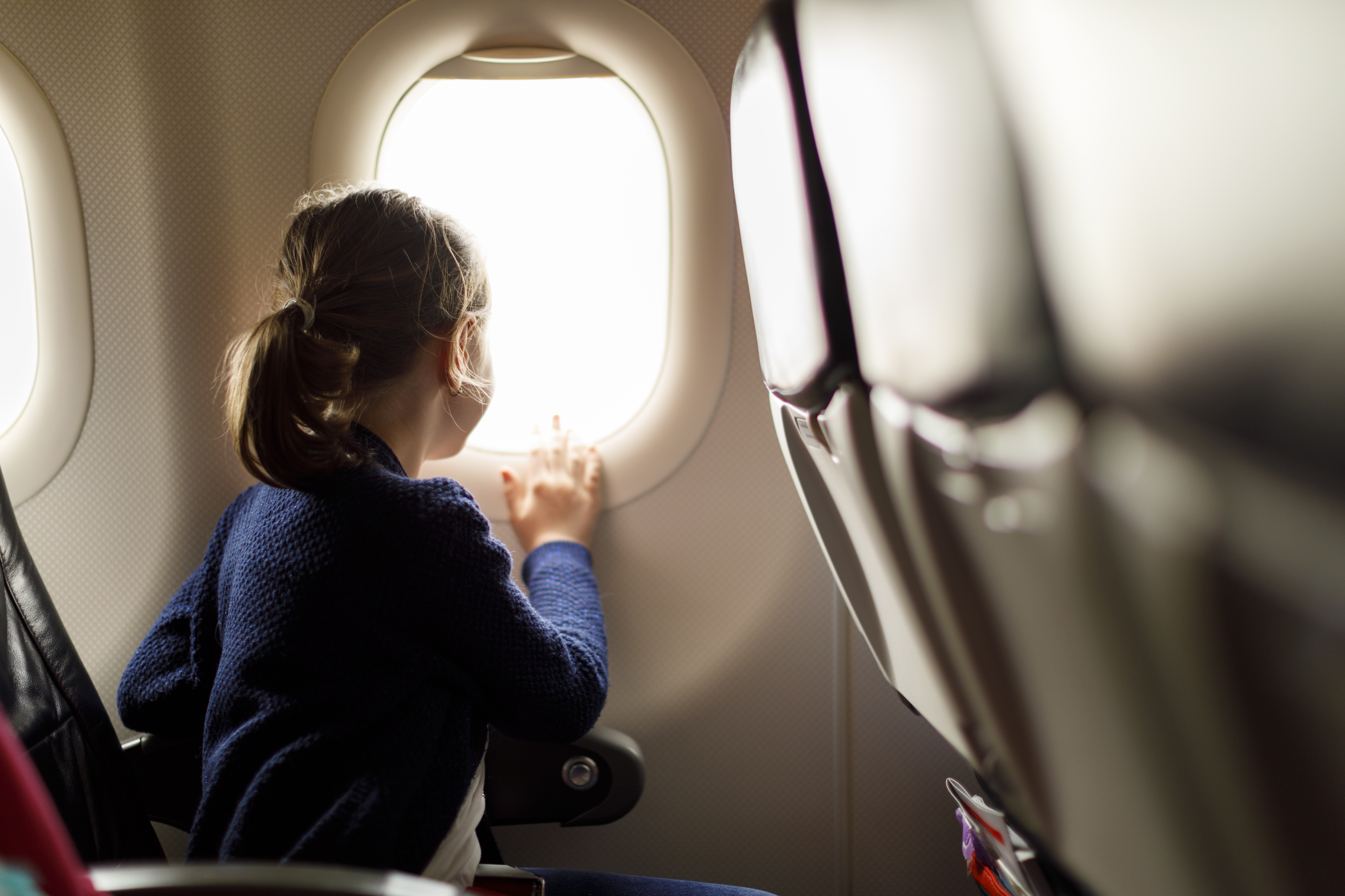 Niña en un avión | Fuente: Getty Images