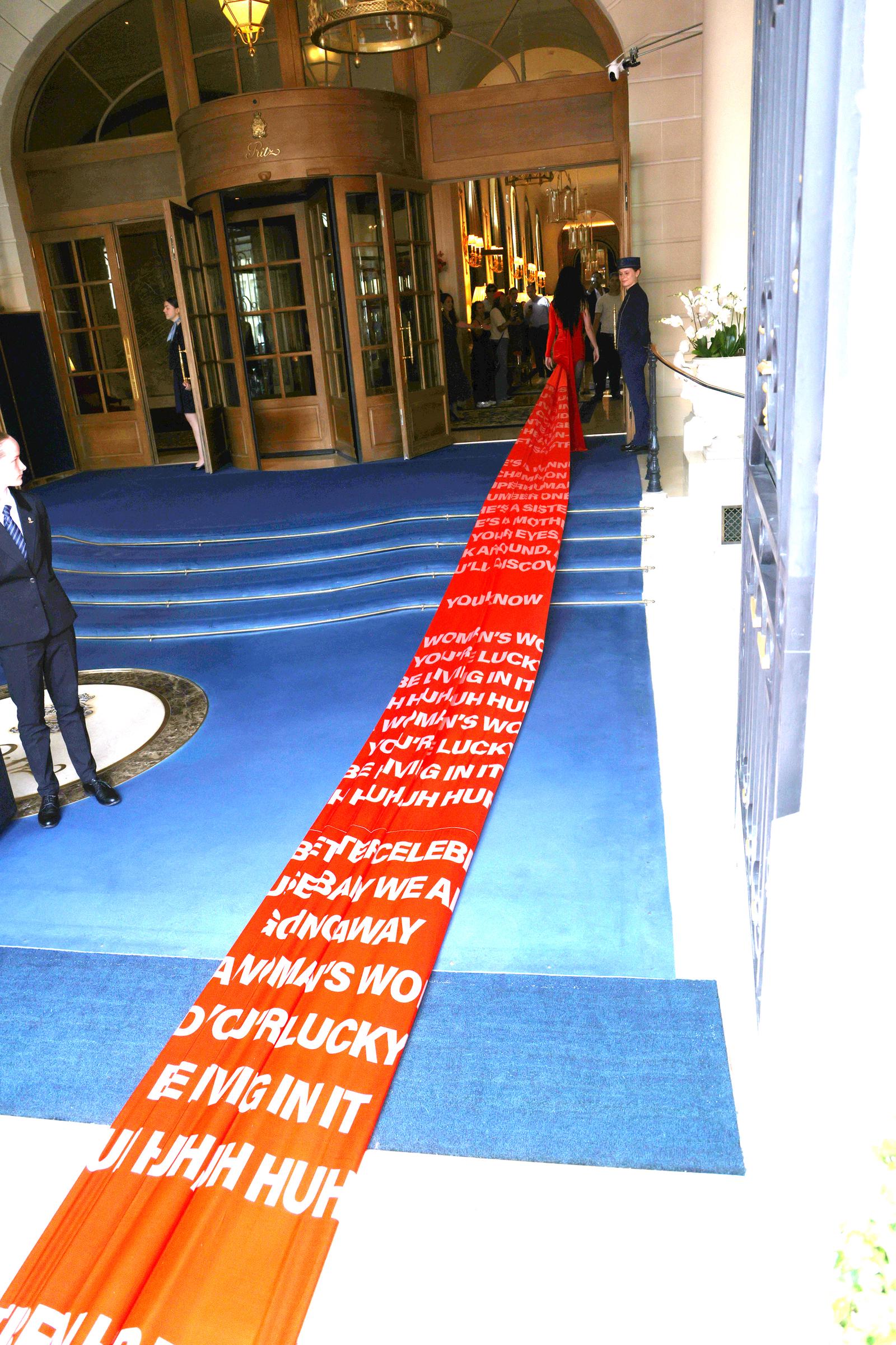 El tren de Katy Perry en el Hotel Ritz para el desfile de Alta Costura Otoño/Invierno 2024/25 de la Semana de la Moda de París, el 25 de junio de 2024 | Fuente: Getty Images