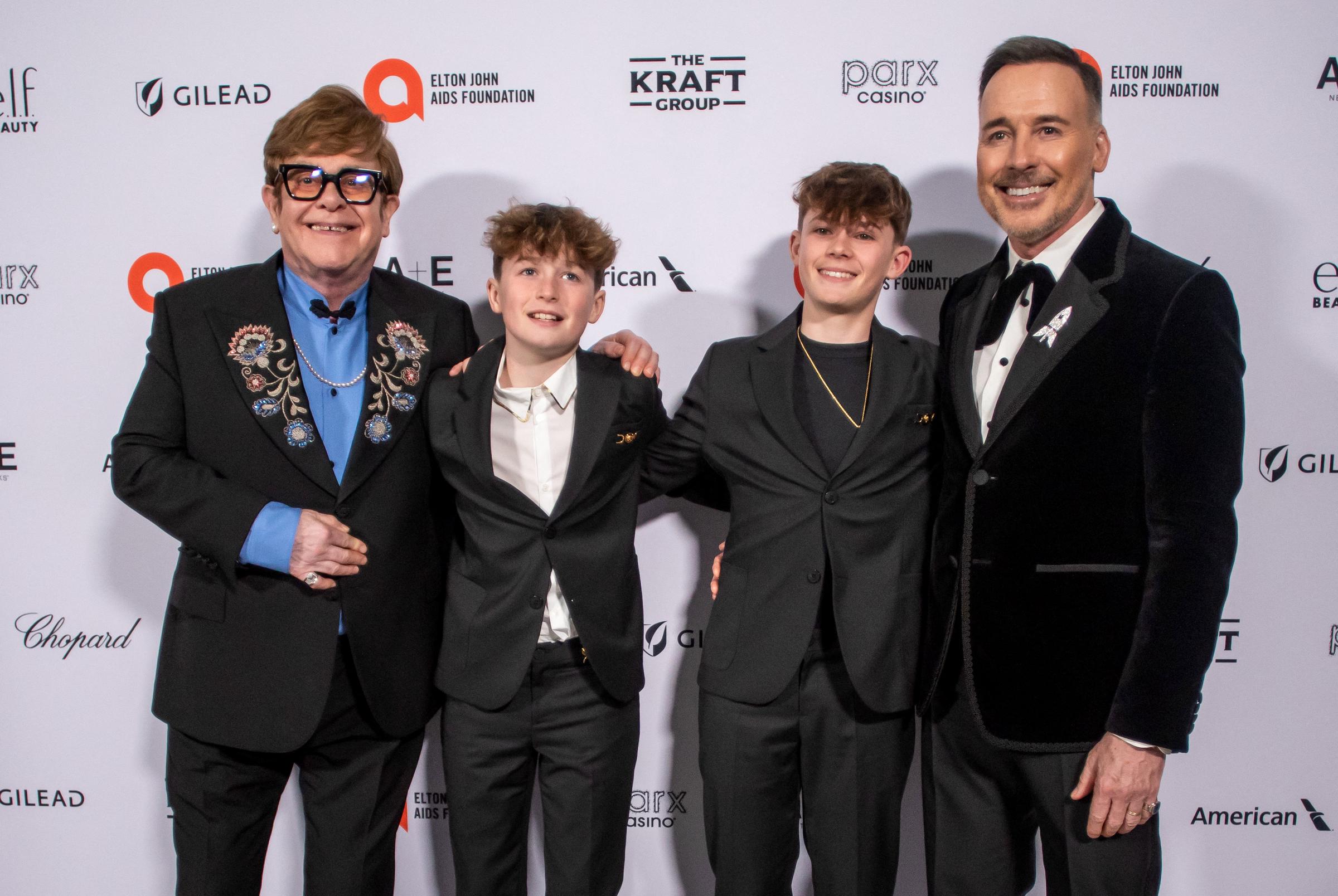 Elton John y David Furnish posan con sus hijos Zachary y Elijah en la fiesta para ver los Óscar organizada por la Fundación Elton John contra el SIDA en West Hollywood, el 2 de marzo de 2025 | Fuente: Getty Images