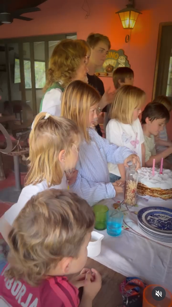 Festejo de Chichita, la madre de Las Trillizas de Oro, para celebrar su cumpleaños número 88, rodeada de su familia | Fuente: Instagram/lastrillizasoro